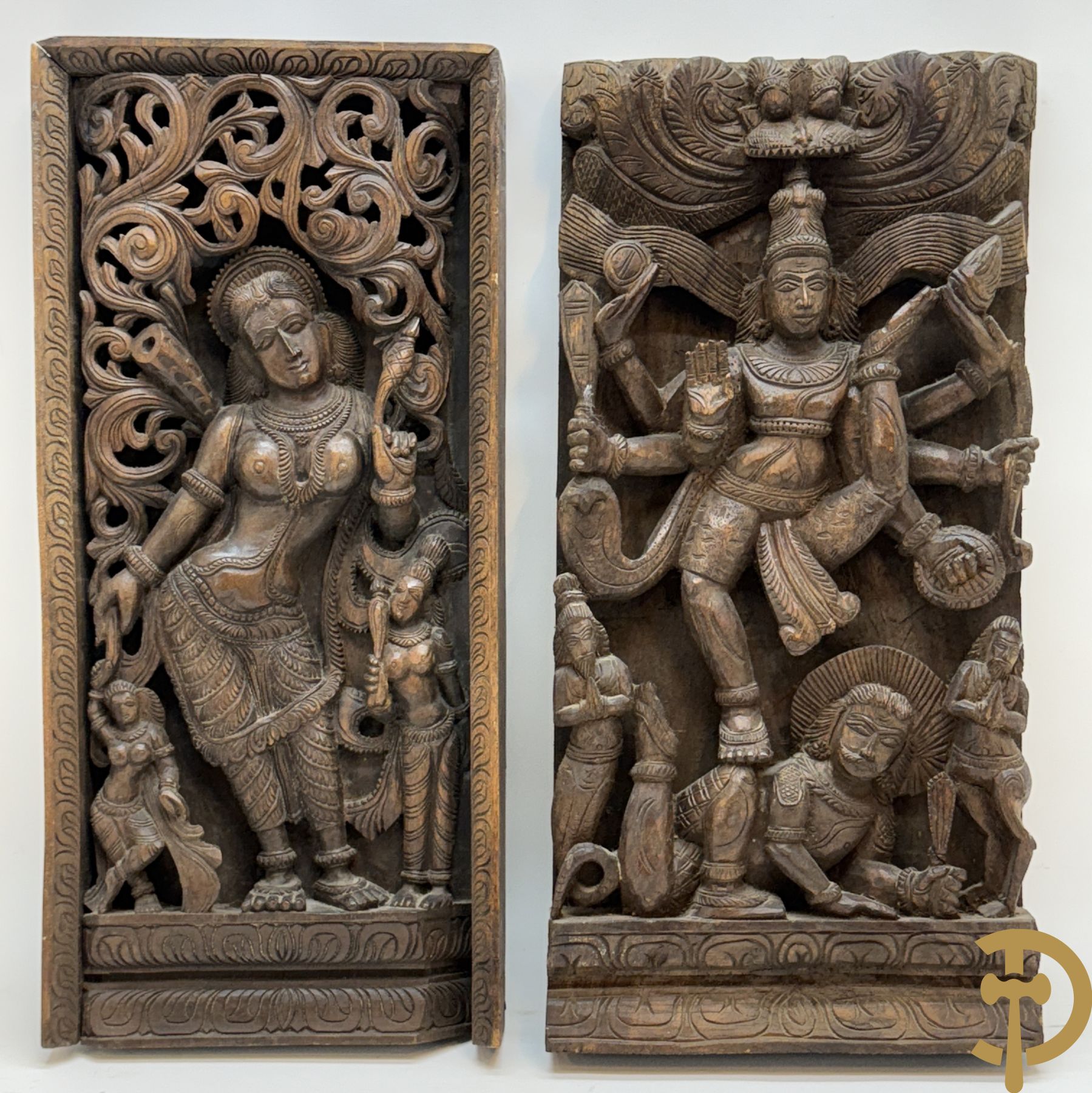 Paar Indische houtgesculpteerde basreliefs van geisha