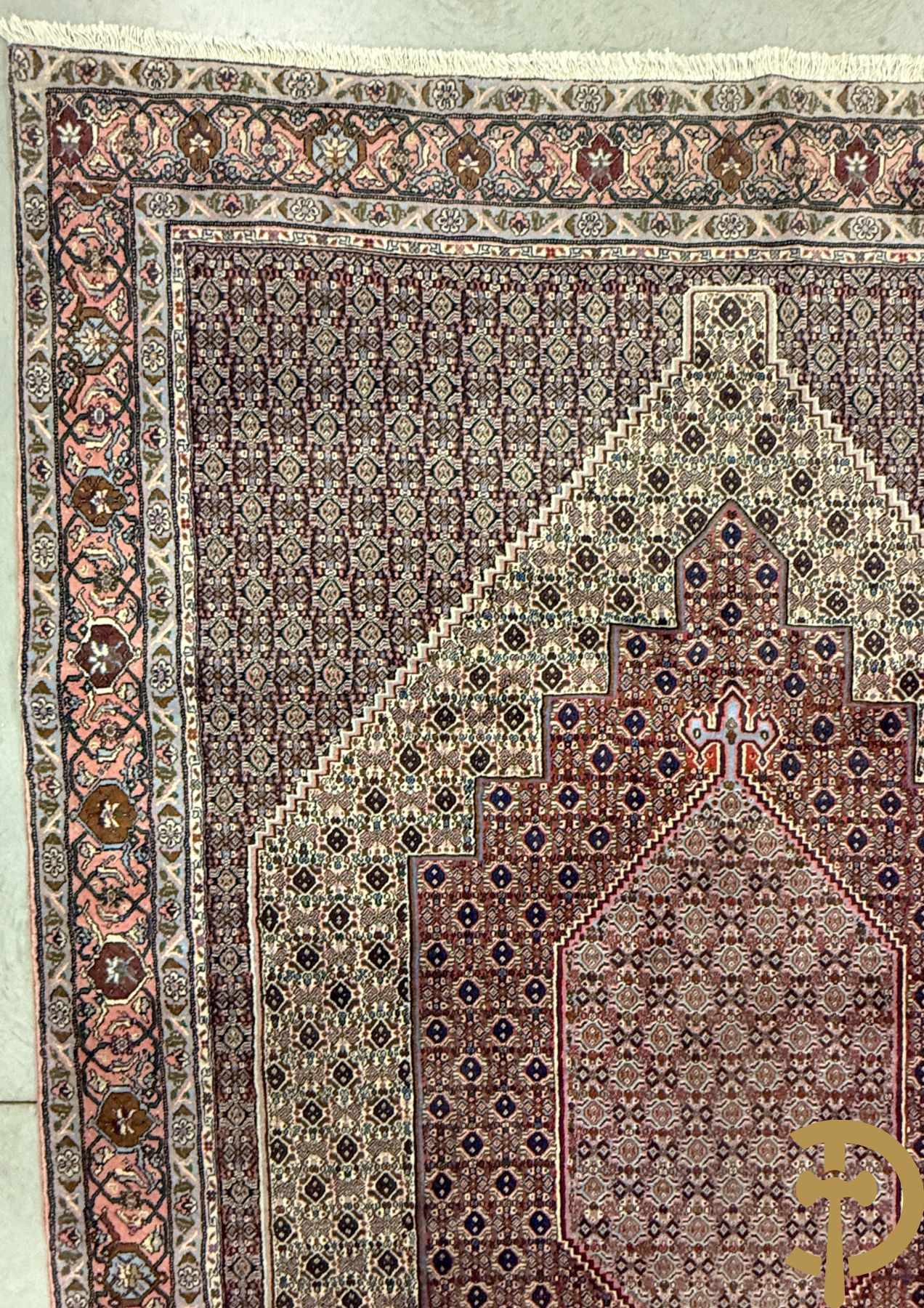 Oosters handgeknoopt tapijt met centraal trapeziumvormig decor