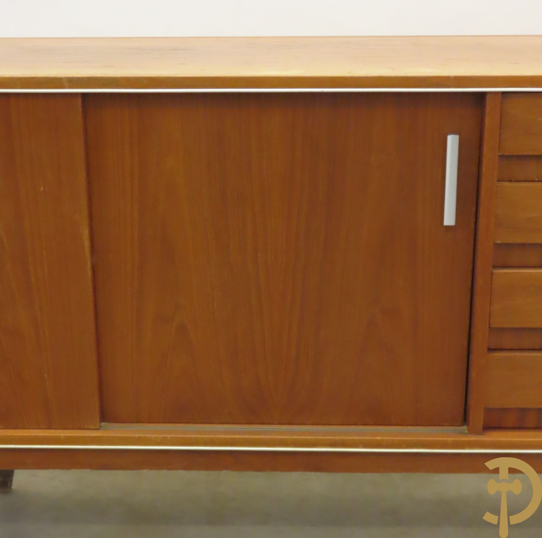 Vintage side board met 4 lades rechts en paar schuifdeuren links