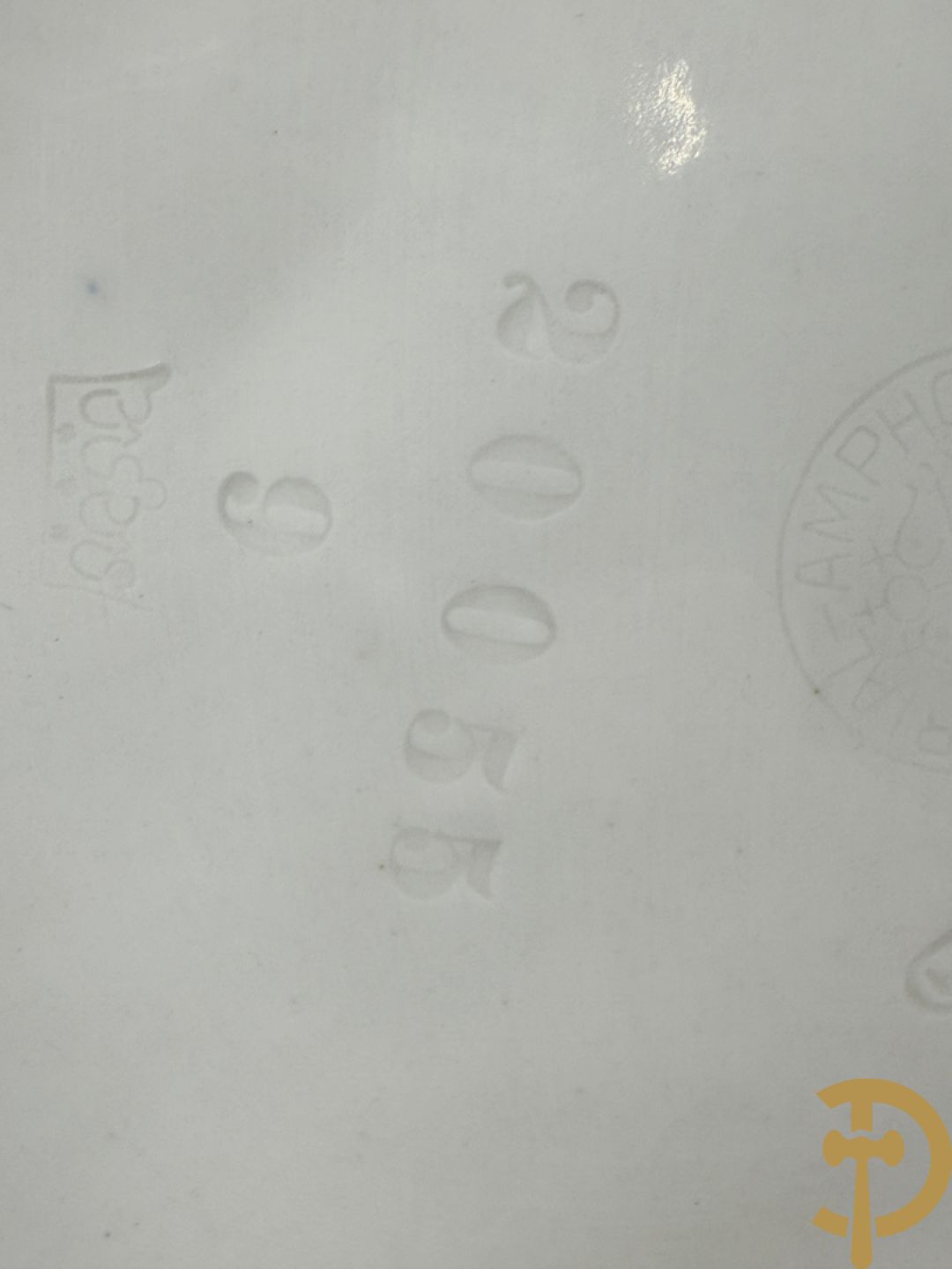 Paar meerkleurige faience vazen,  Austria gemerkt, met cupido