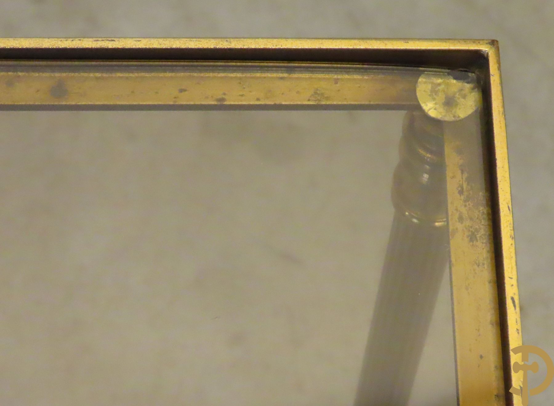 Vintage salontafel met gefumeerd glazen rond blad bezet met denappels op koperen onderstel - eronder met 4 inschuifbare kwartvormige bijzettafeltjes