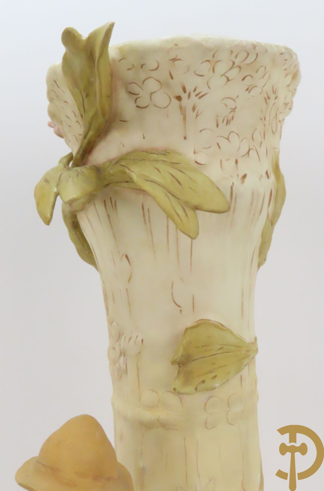 Paar Royal Dux vazen met herderpaar, gemerkt onderaan