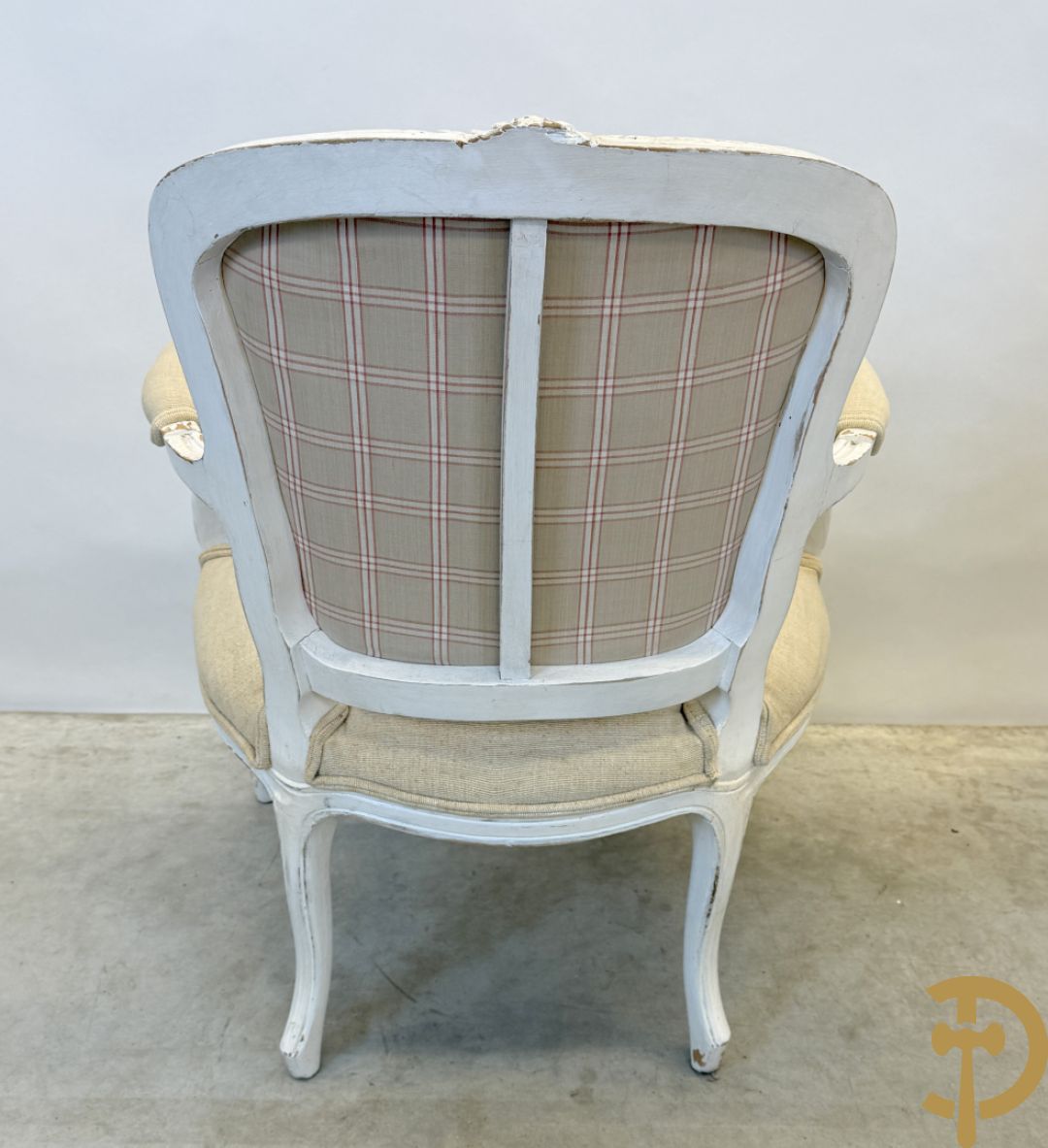 Paar wit gemonochromeerde Louis XV armzetels op voluutvormige poten + 1 andere