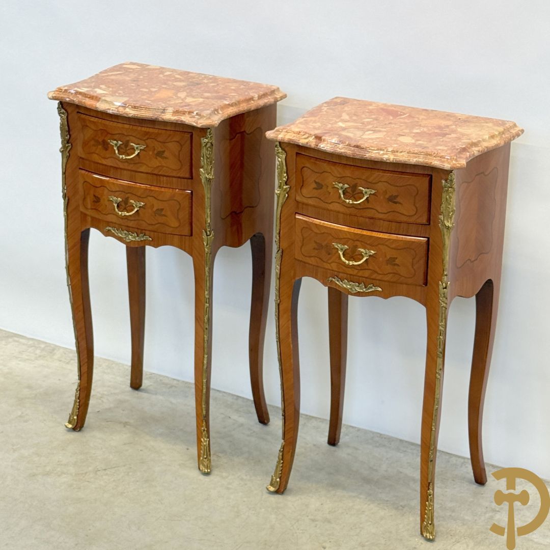 Paar notelaren Louis XV bijzetkastjes op hoge poten met 2 lades, bezet met bronzen ormamenten en marmeren blad