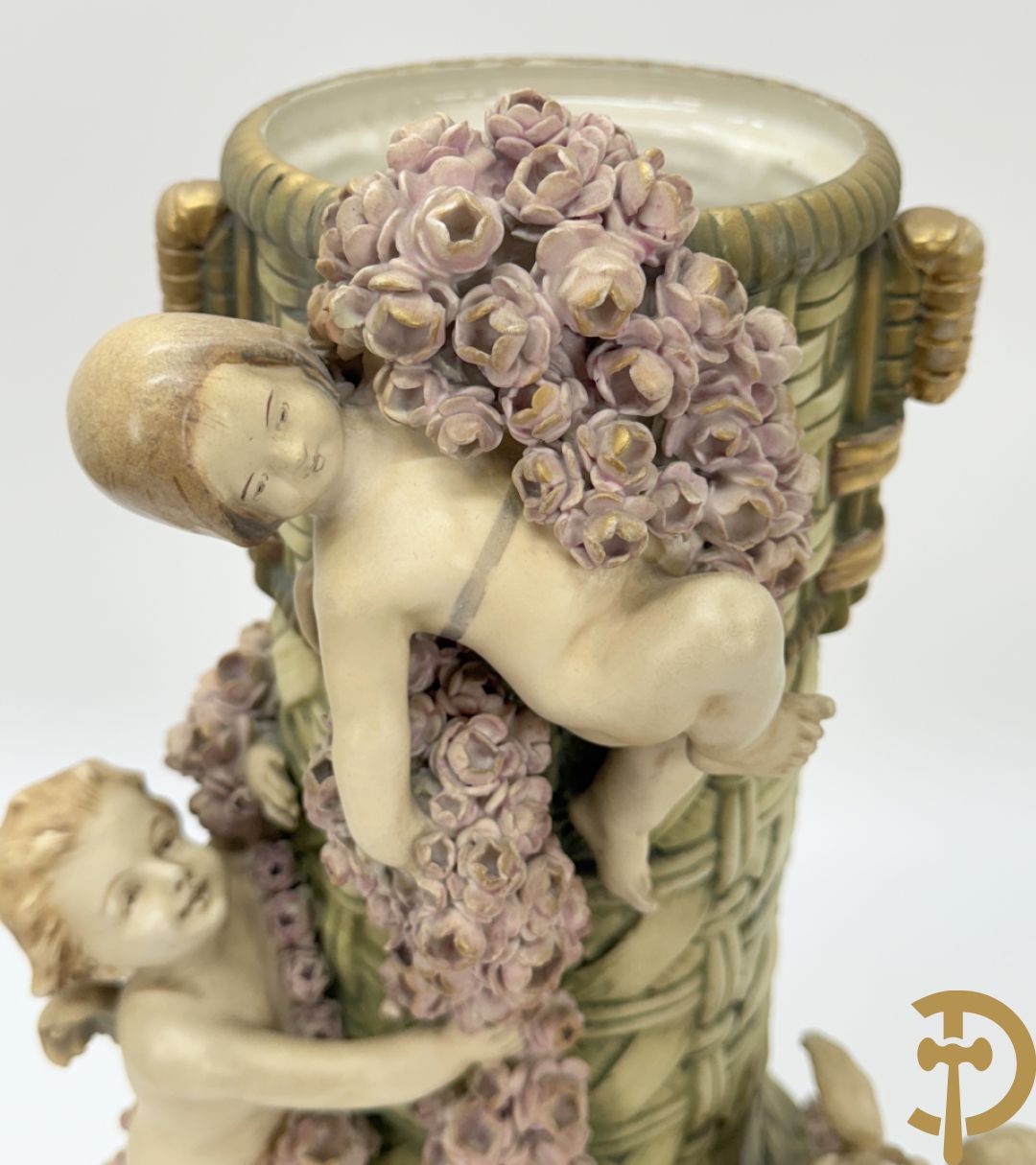 Paar meerkleurige faience vazen,  Austria gemerkt, met cupido