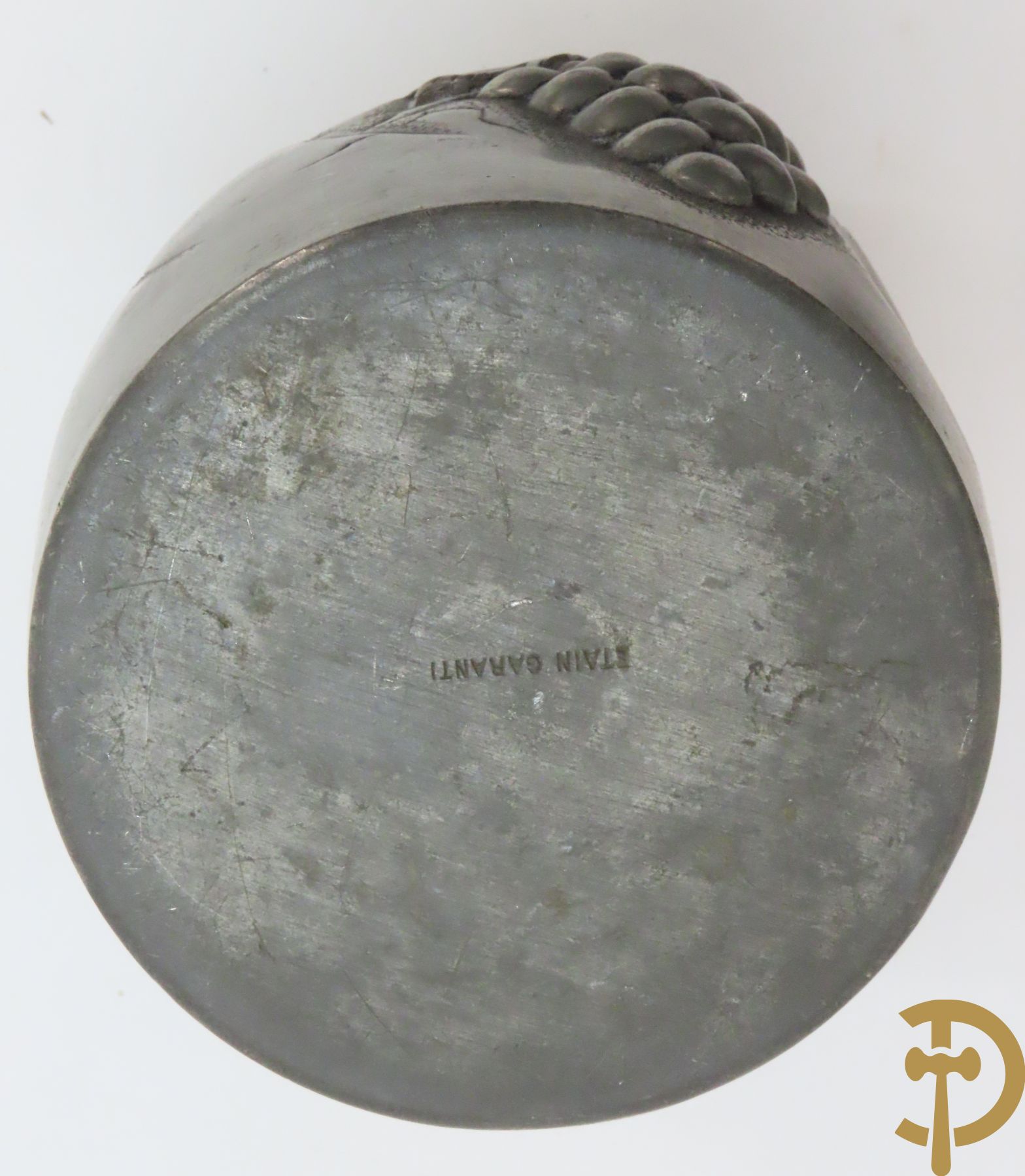 Verzilverde vaas met vogeldecor, Kayser gemerkt + 3 tinnen Art Deco vaasjes w.o. 1 gemerkt Hering + tinnen Art Deco inktstel