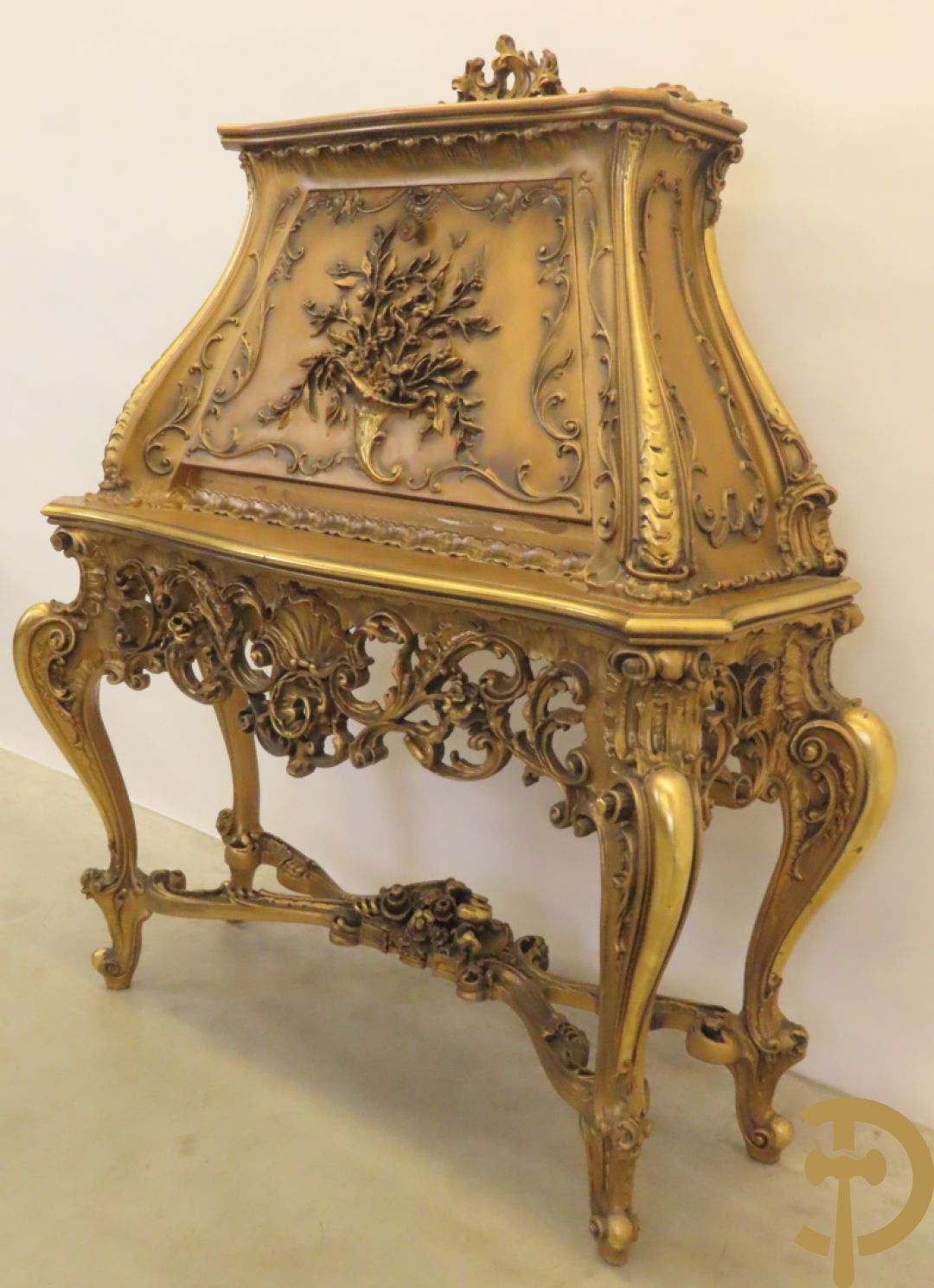 Uitzonderlijke vergulde bar met accanthusranken en bloemenmotieven op voluutvormige poten