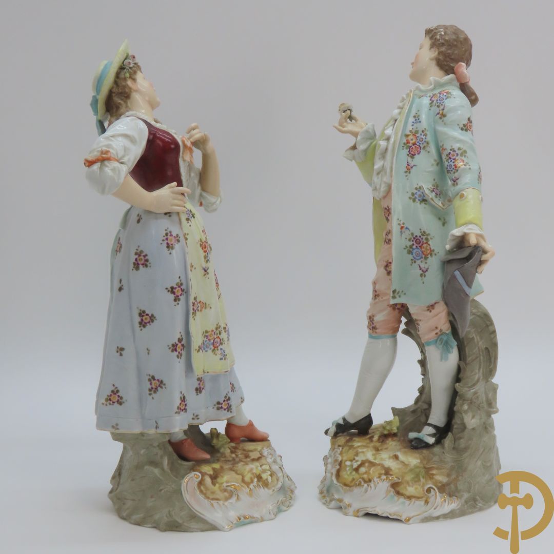 Paar meerkleurige porseleinen beelden van romantisch koppel , onderaan gemerkt