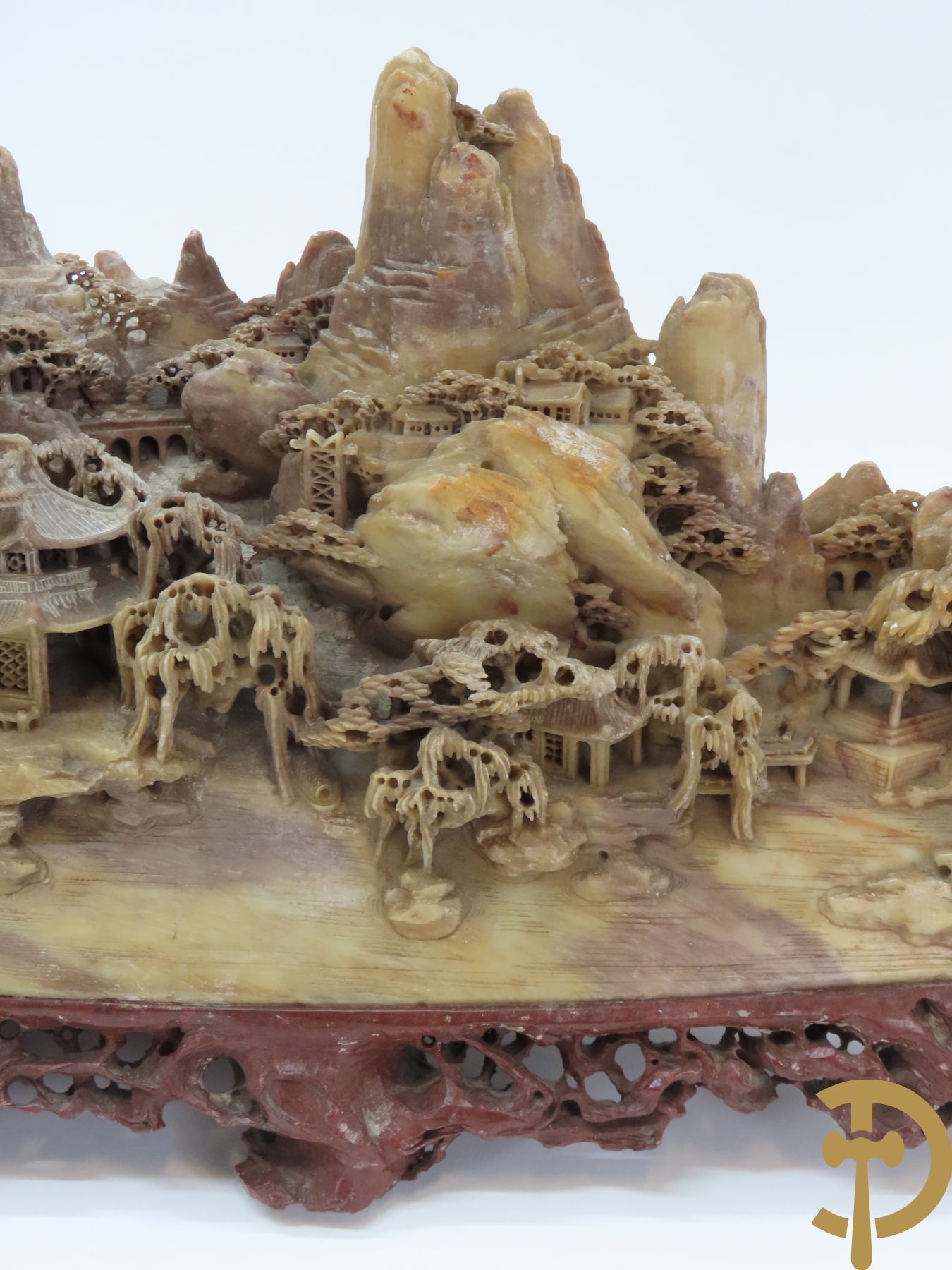 Speksteensculptuur met Aziatisch huizenzicht tussen de rotsen