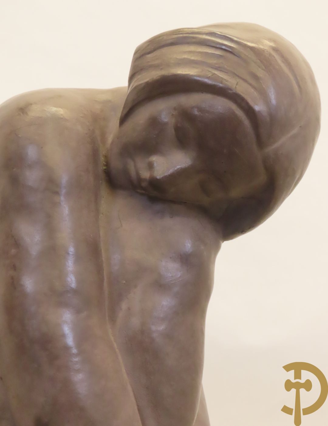 Geknielde zittende gepatineerde dame in composiet, Art deco stijl