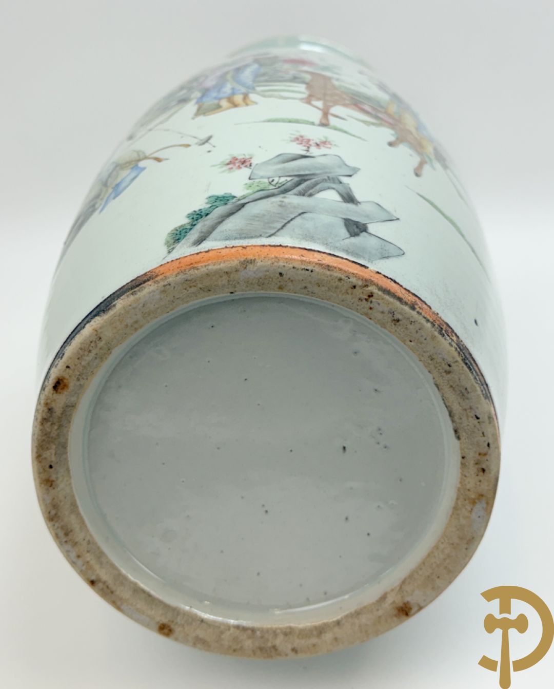 Chinese porseleinen vaas met decor van dames en hert in landschap