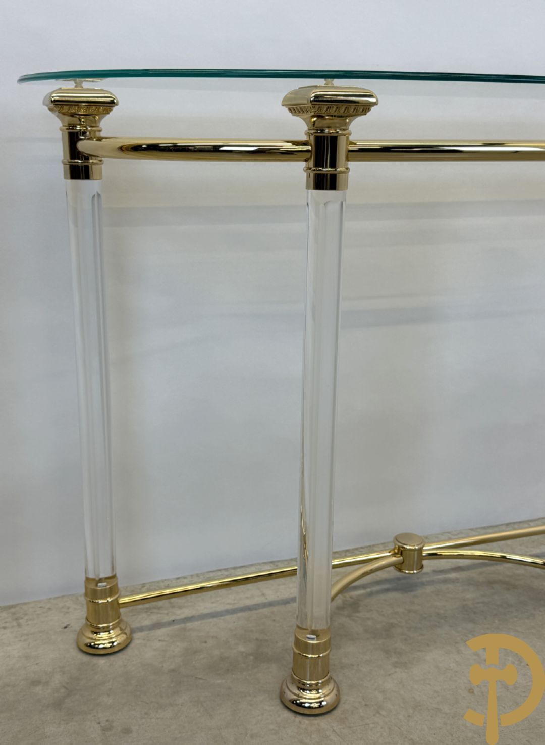 Moderne console met koperen frame op 4 helder plexi poten