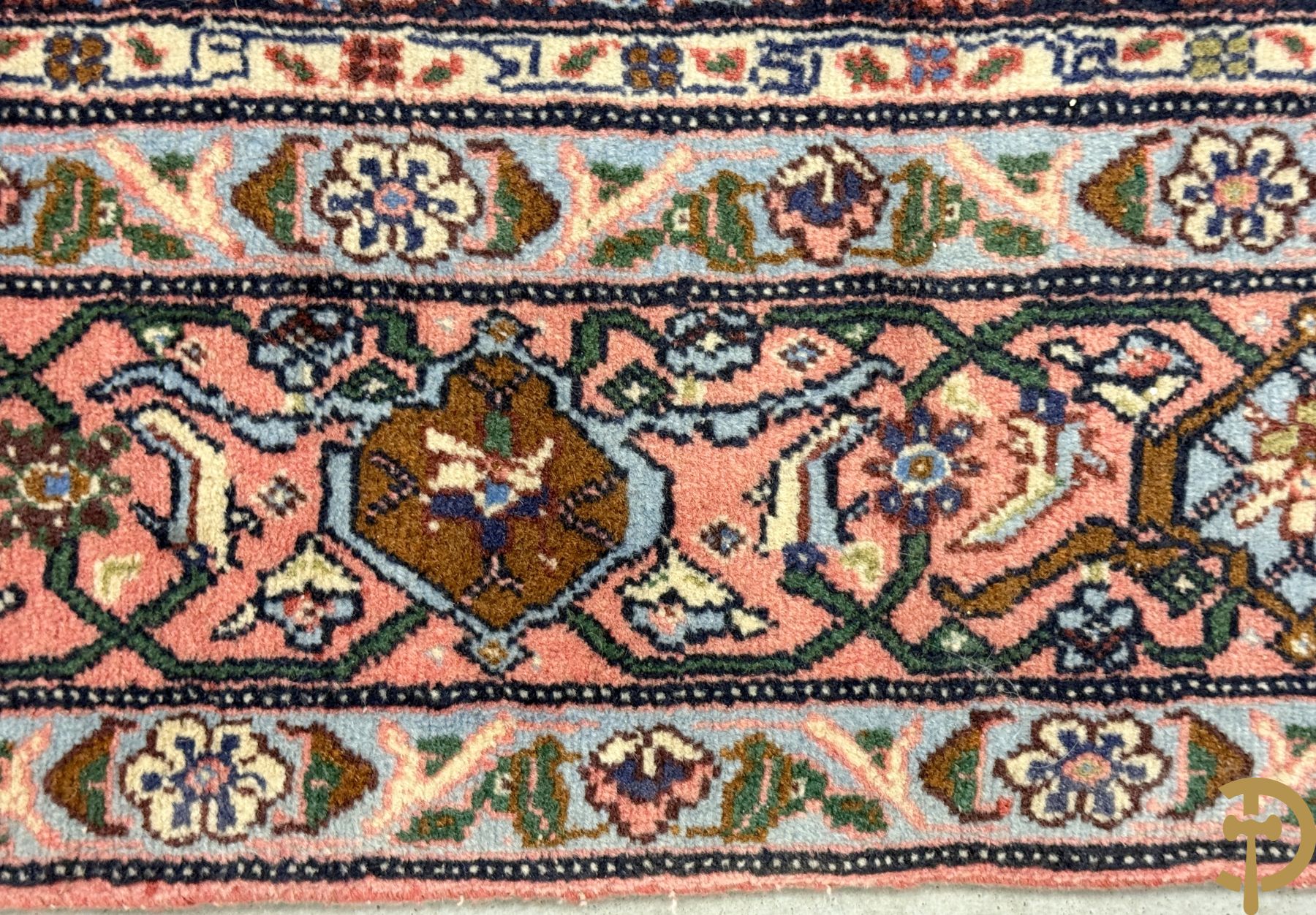 Oosters handgeknoopt tapijt met centraal trapeziumvormig decor