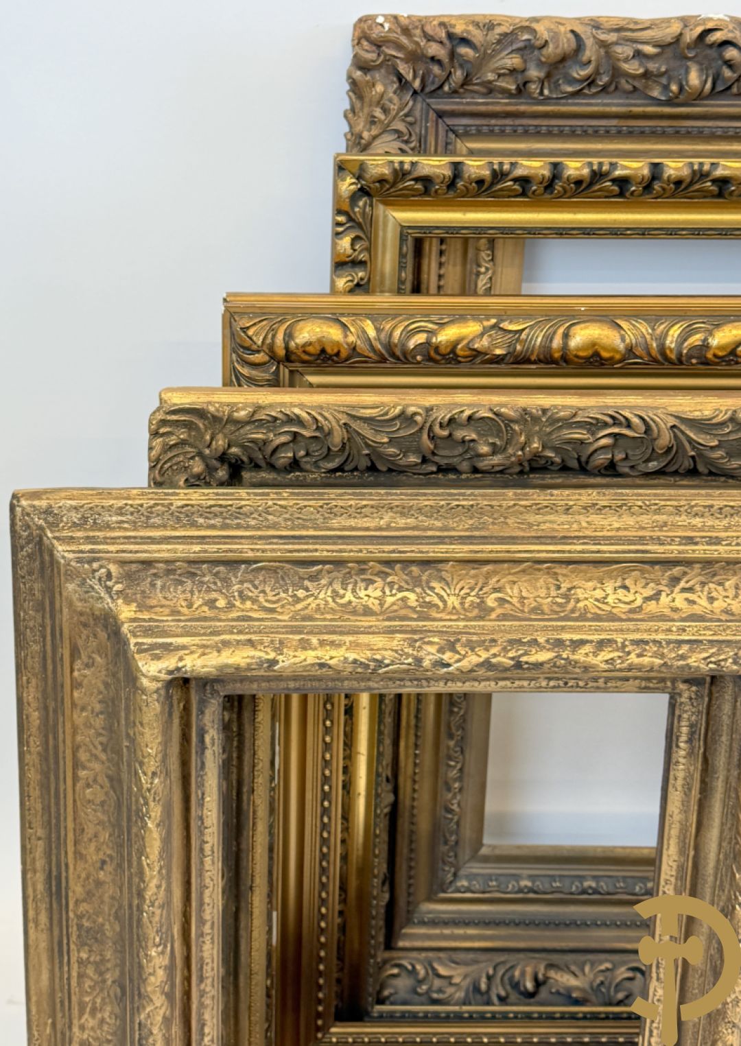 Oude vergulde lijsten Louis XVI stijl, deels met moulures