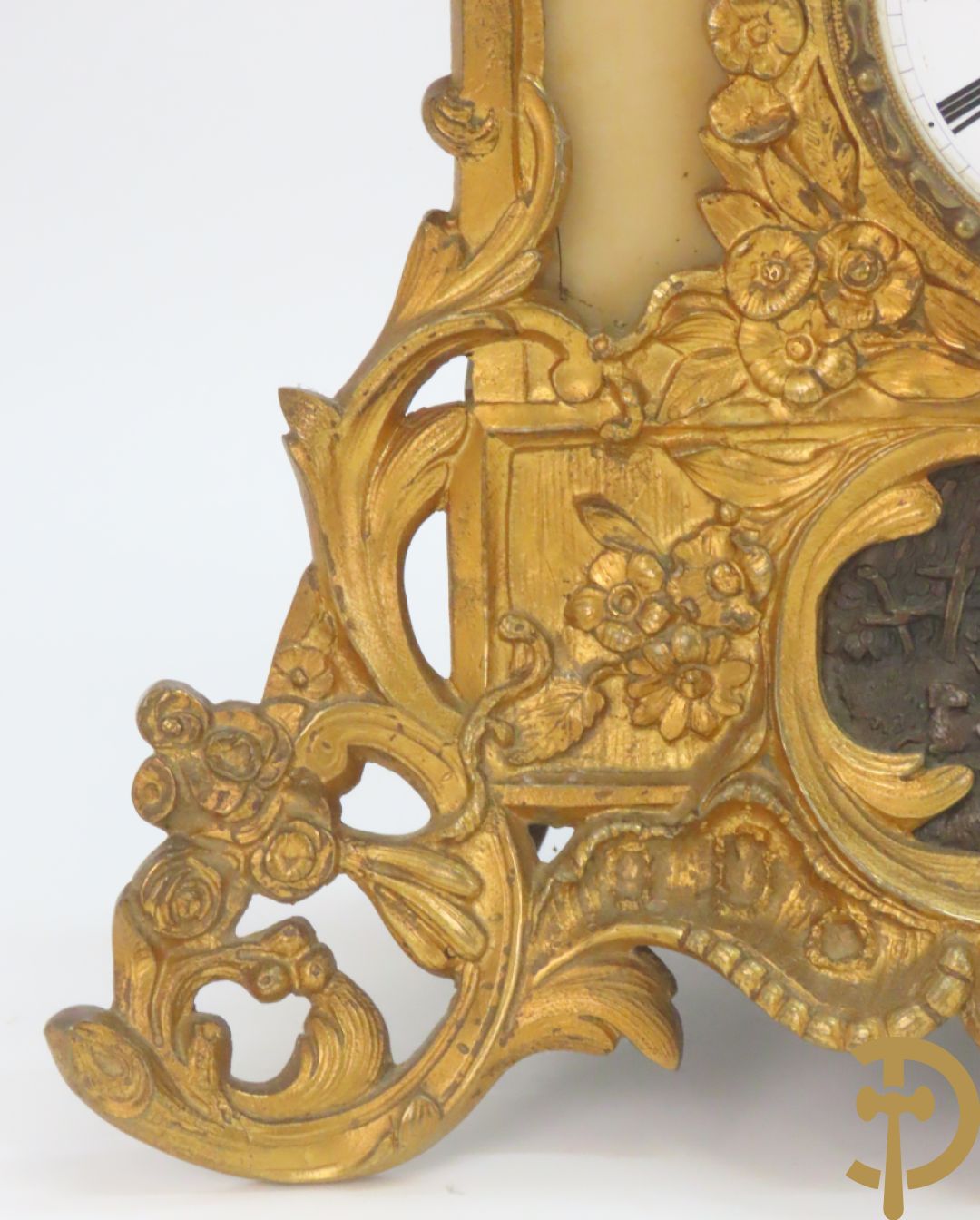 Bronzen pendule bezet met elegante dame en onderaan met basrelief en rocailles