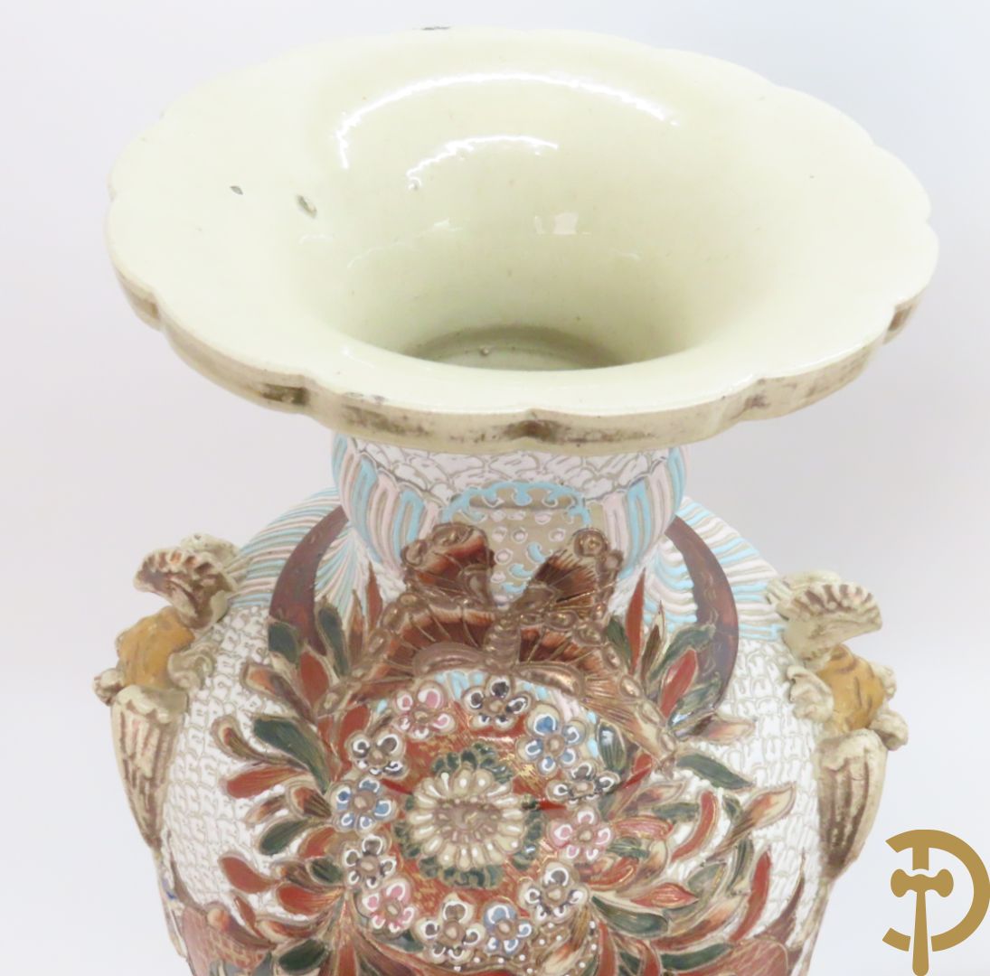 Paar Japanse Satsumat vazen met kijgerdecor en geanimeerde scènes, zijdelings met vogels bezet