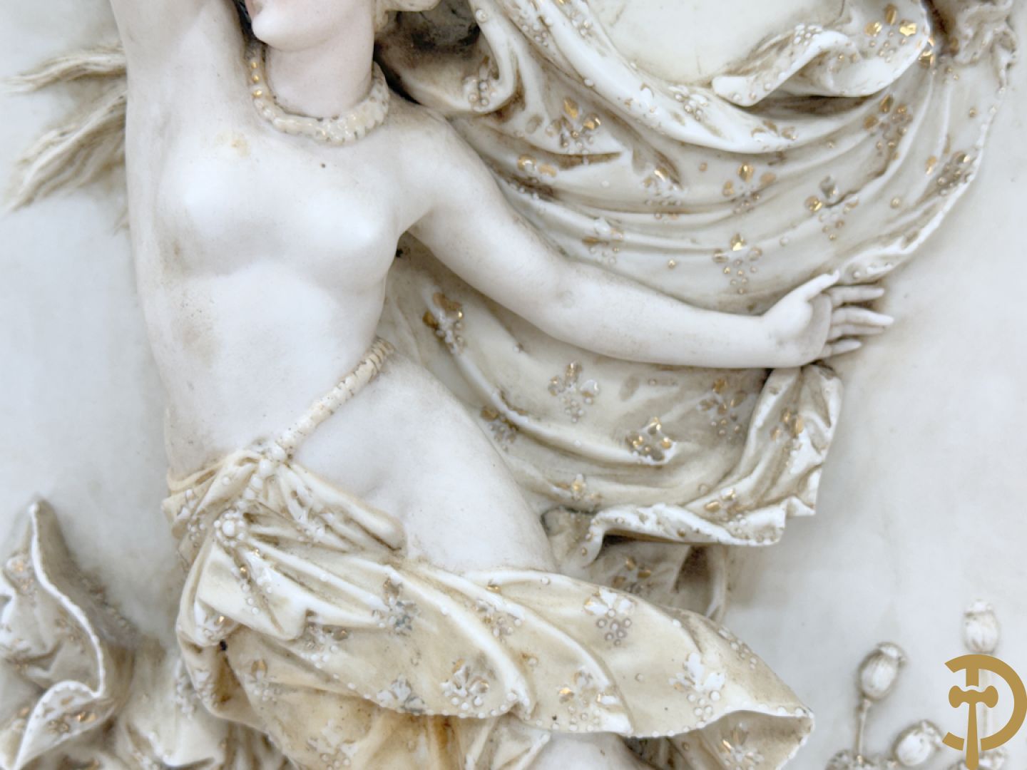 Paar ovale porseleinen plakkettes met elegante dame in bloemenveld