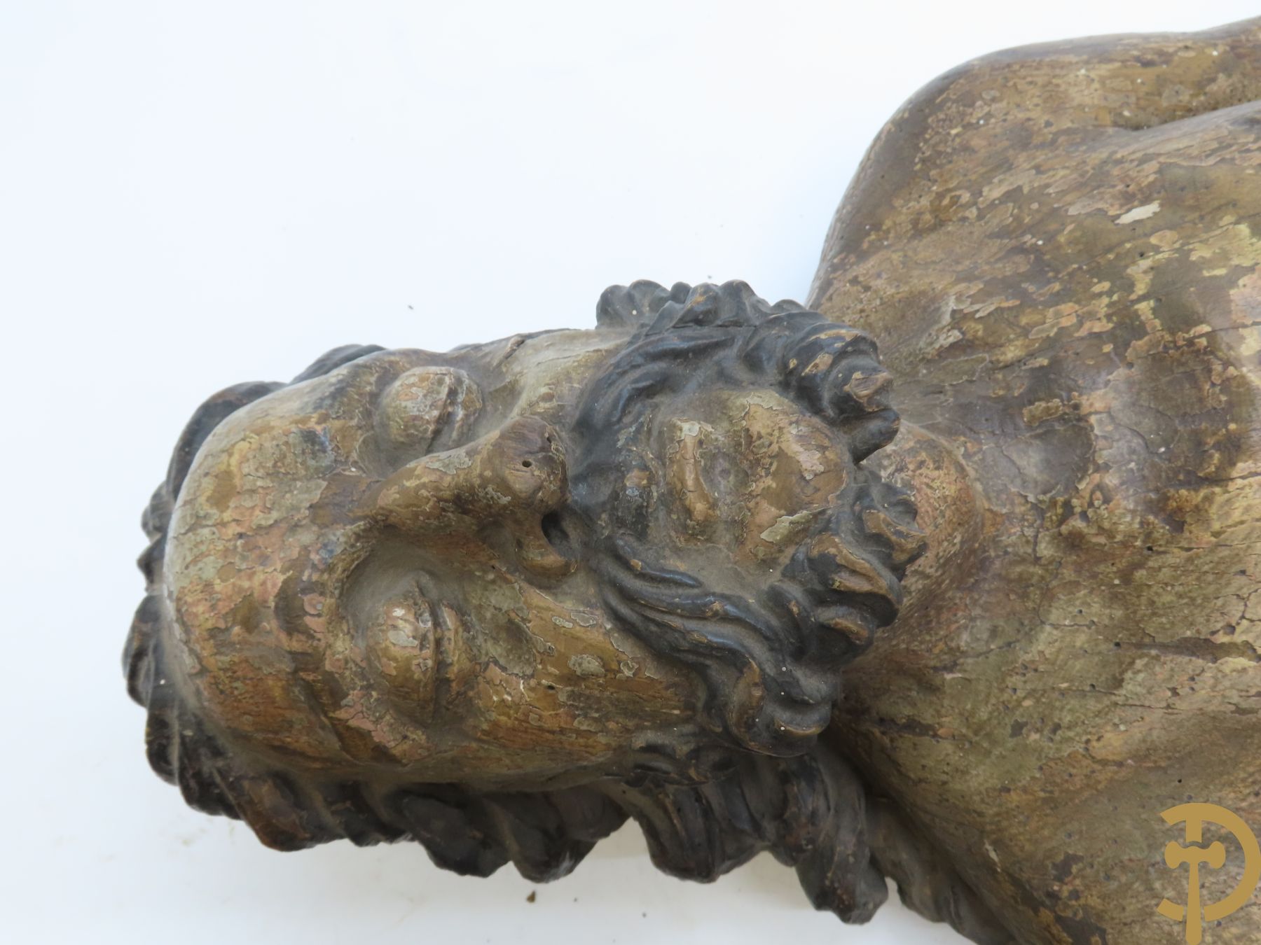 Houtgesculpteerde liggende Christus met lendendoek, mooi gestyleerde haren en baard, polychromieresten, 17e -18e