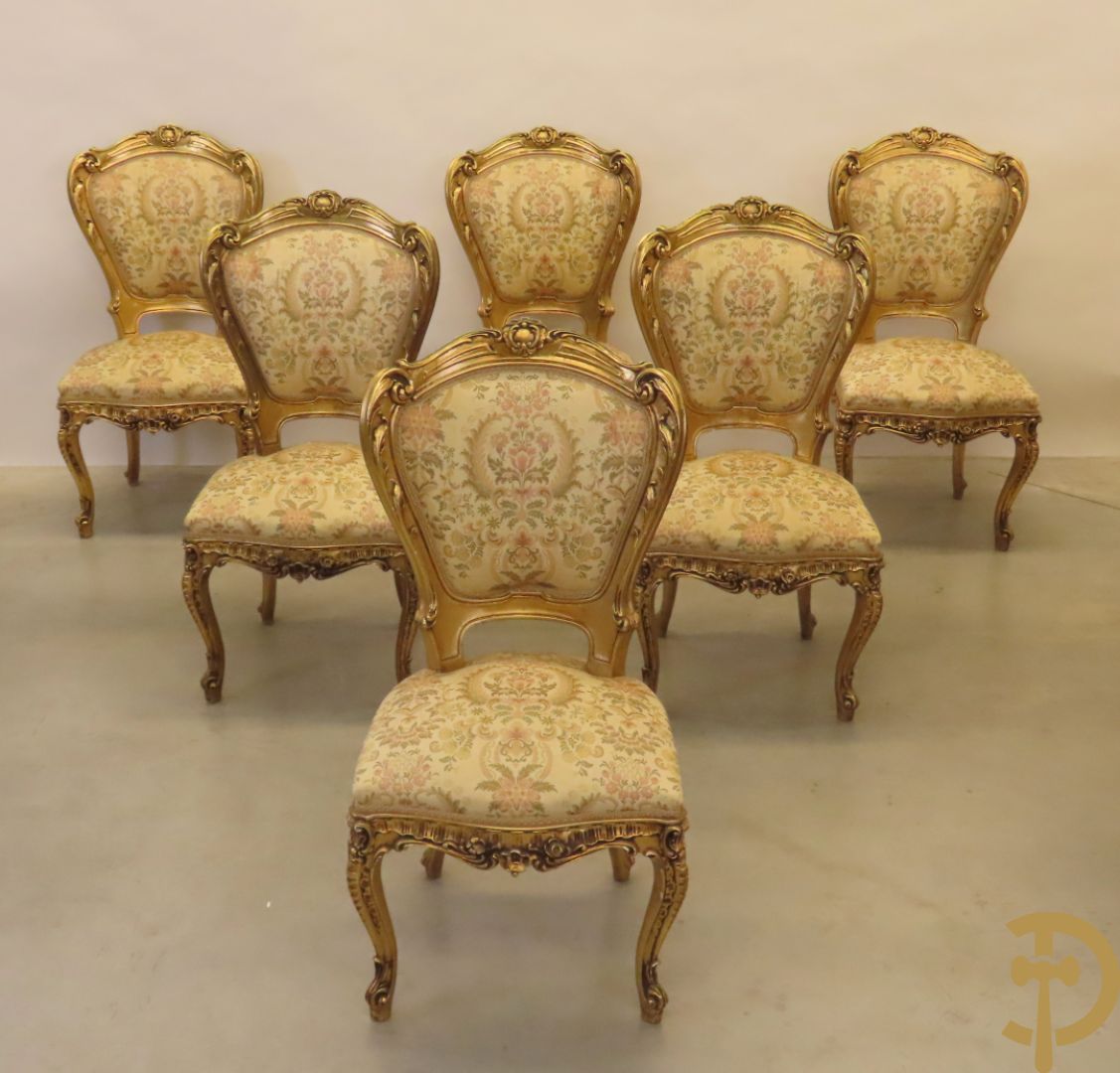 Uitzonderlijke vergulde Louis XV eetkamer bestaande uit vijfdeursdressoir met voluutvormige accanthusranken en rocailles, beschilderd met bloemenmotieven en centraal tafererel met hoornen des overvloeds + bijhorende spiegel vergulde tafel op voluutvormige poten met zes bijhorende stoelen + vitrine met accanthusranken en centrale deur, op voluutvormige poten