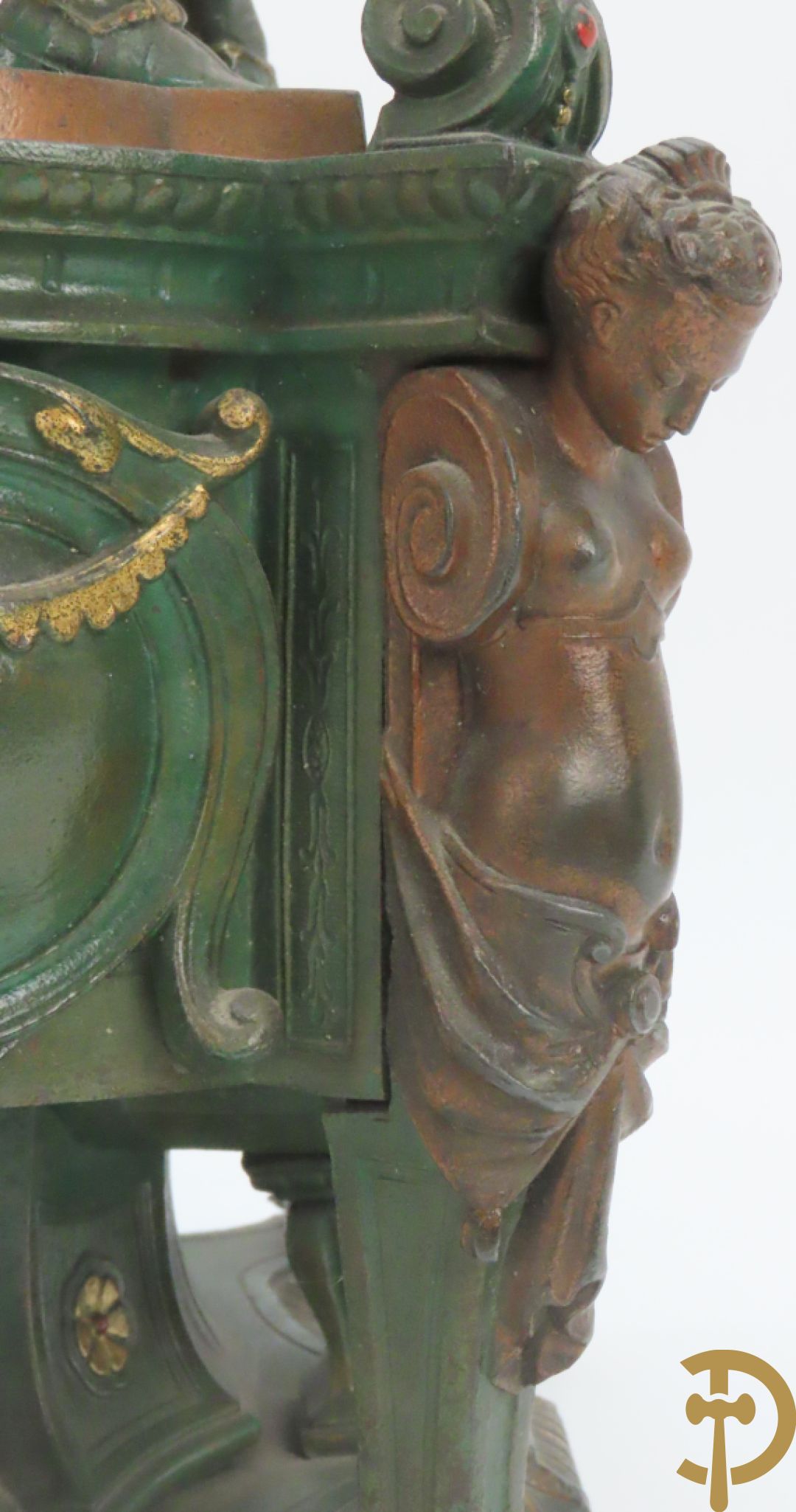 Driedelige kunstbronzen garnituur bestaande uit pendule met paar schakende edelheren, bezet met kariatiden - geflankeerd door paar driearmige kandelaars gehouden door 2 edelheren