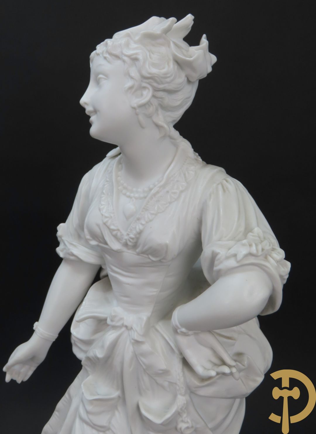 Paar grote witte biscuits van elegant koppel, onderaan gemerkt AM