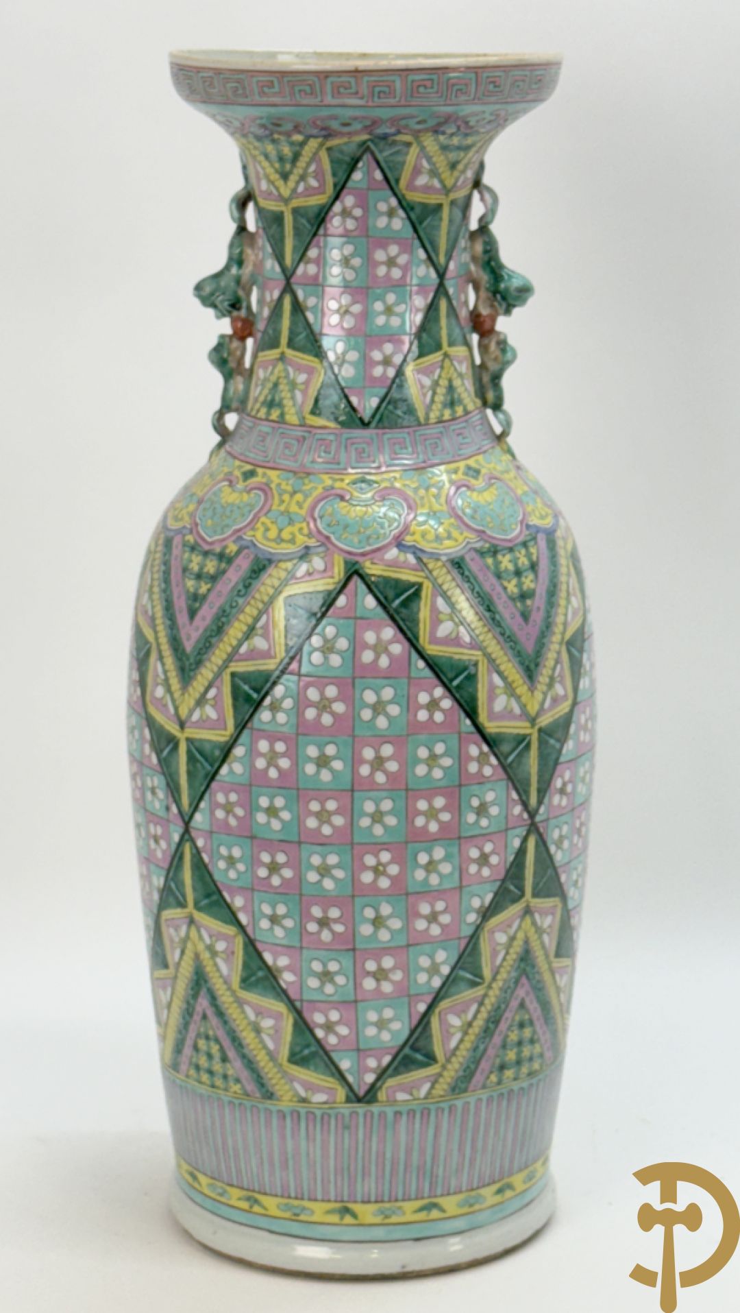 Chinese porseleinen vaas met ruitvormen en geometrische patronen, bovenaan met fo honden bezet