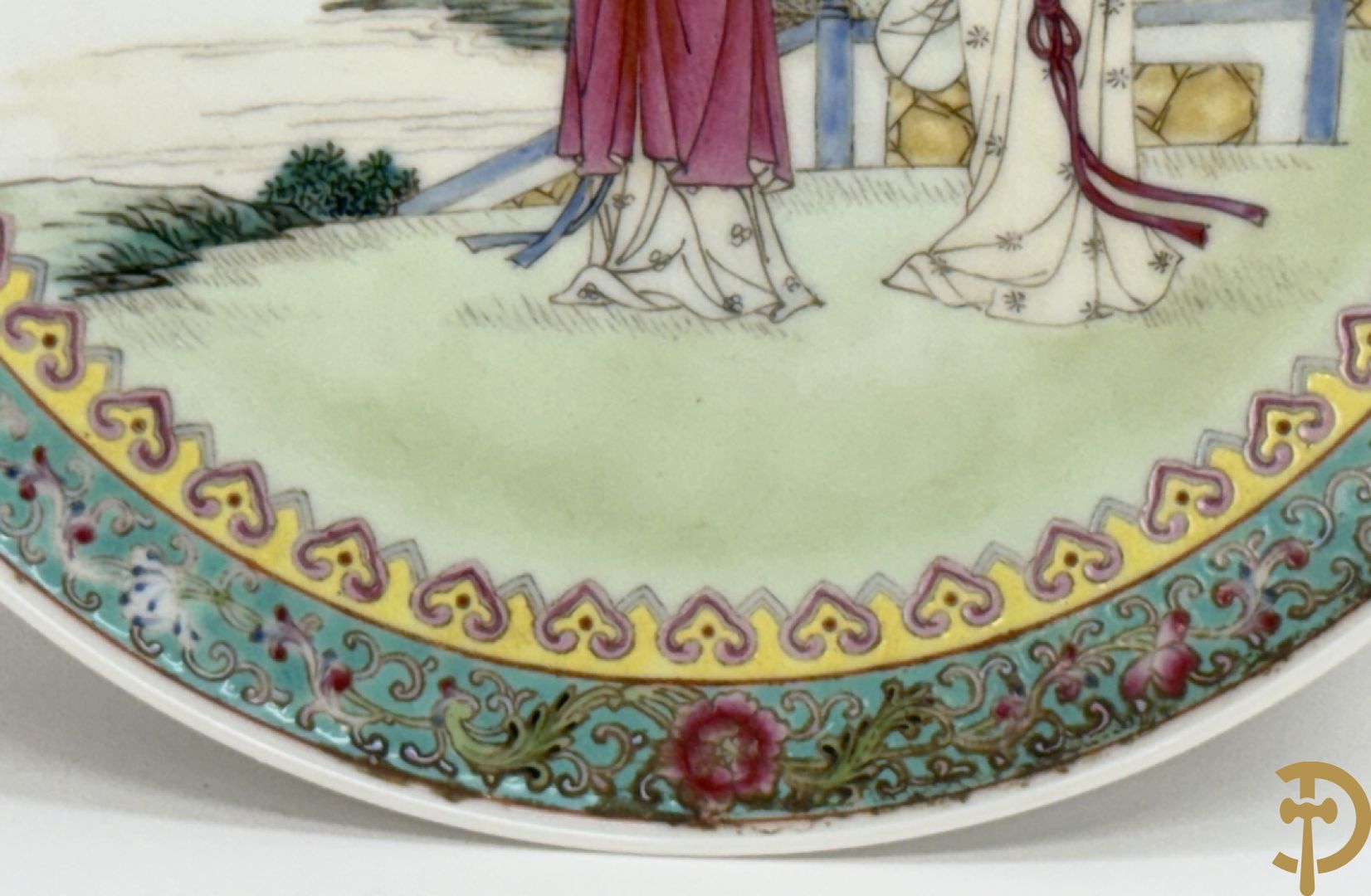 Paar porseleinen Chinese republieksbordjes met decor van dames in landschap