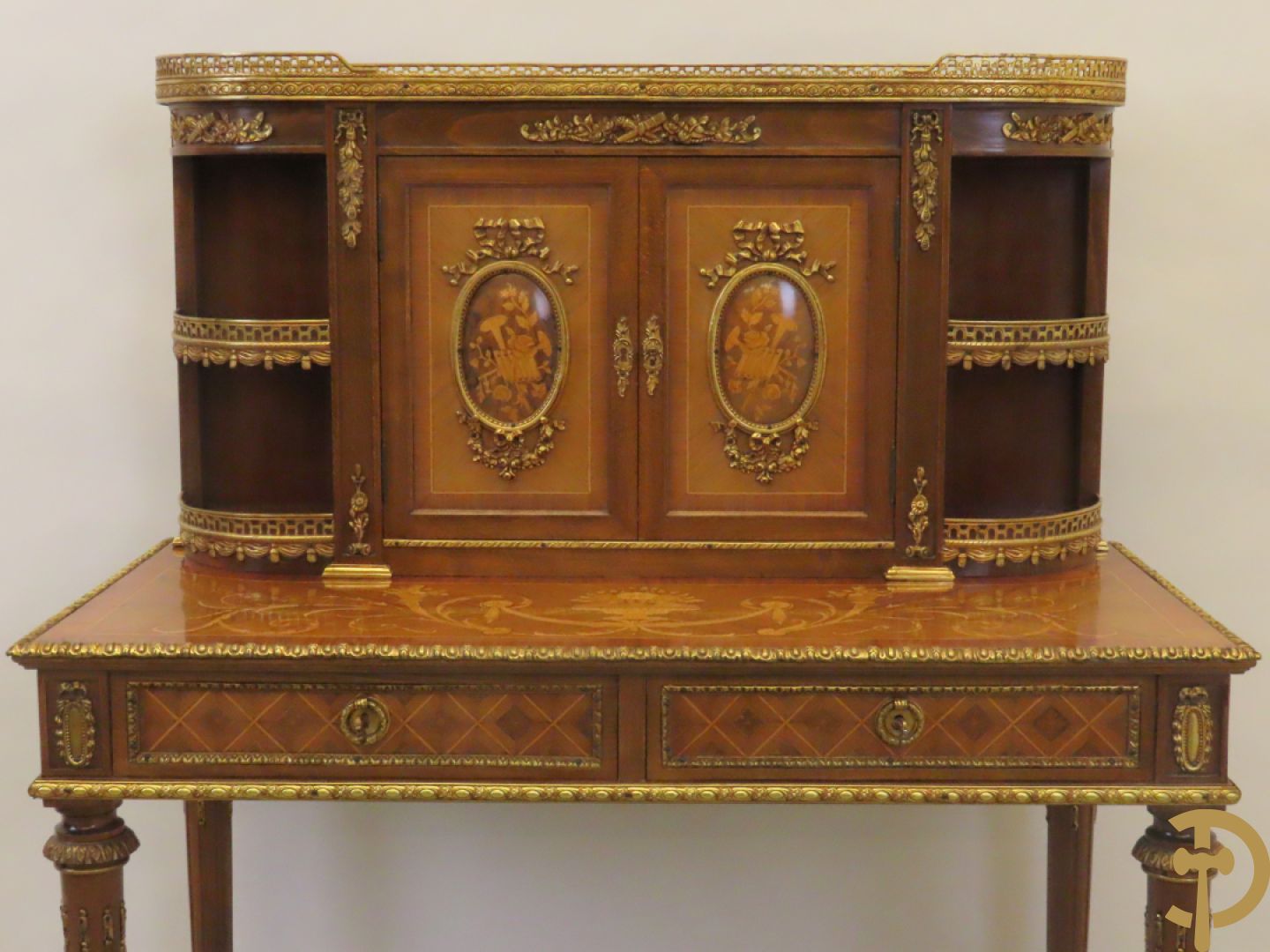 Notelaren tweedelig  kabinet met 2 lades en 2 deuren op hoge poten, gemarketteerd en bezet met bronsbeslag