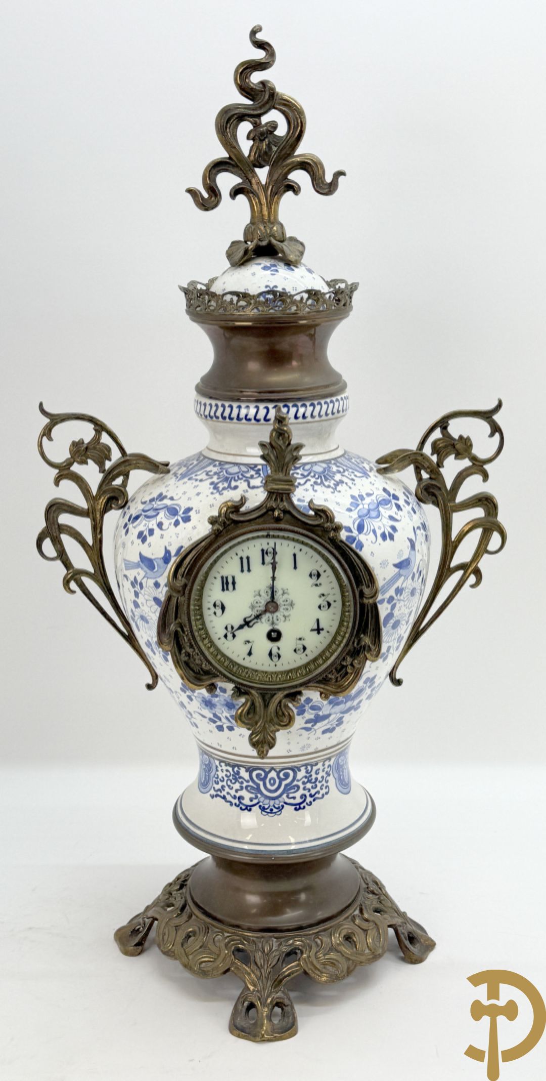 Driedelige garnituur met faience in Delftse stijl en bezet met koperen Jugendstil kandelaars, rond 1900