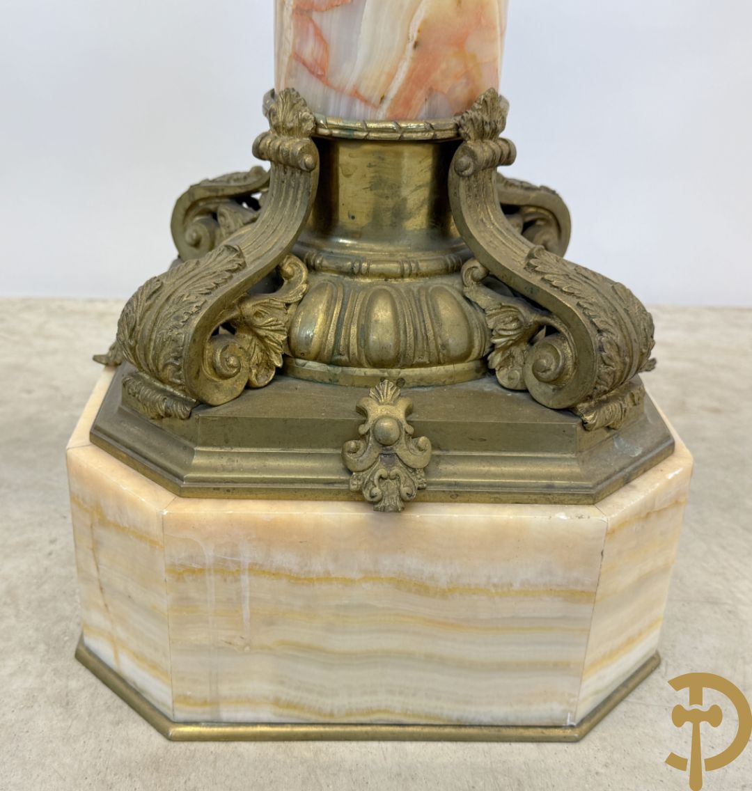 Marmeren zuil, onder en boven met beslag van accanthusranken bezet