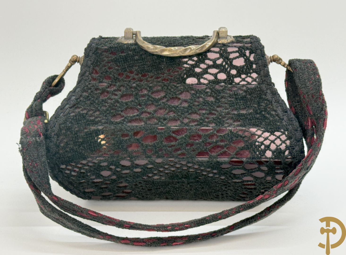 Pièce unique handtas van Wim Godderis met zwart haakwerk