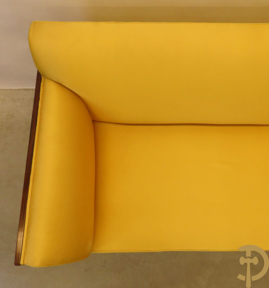 Canapé met gele zijden stof bekleed op palissander chassis, Art deco stijl