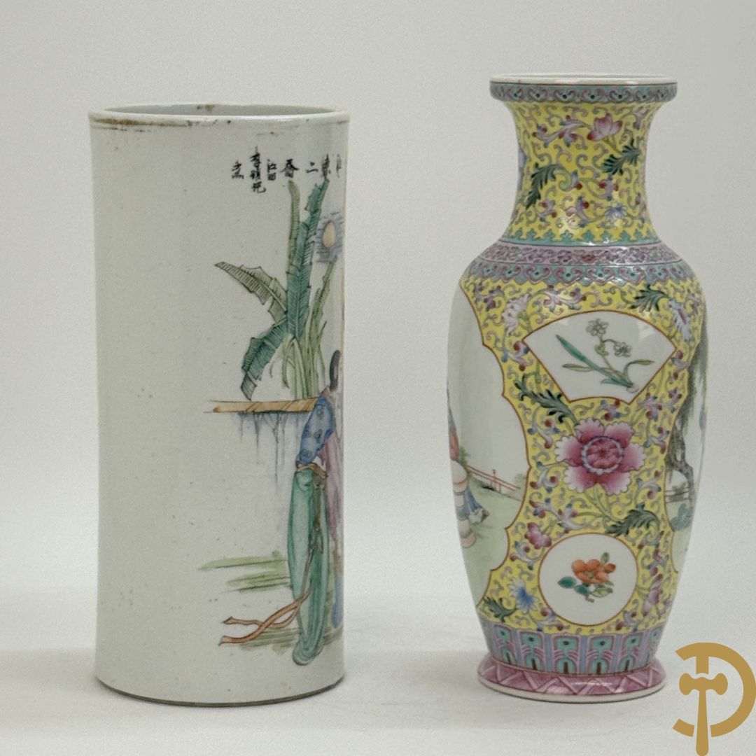 Chinese porseleinen rolvaas met damesdecor, getekend + Chinese porseleinen republieksvaas met damesdecor