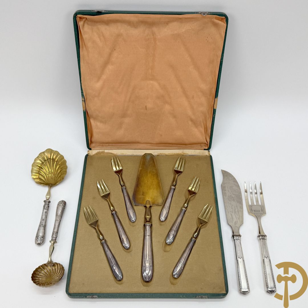 Schrijn met taartschep en 4 dessertvorkjes + 2 theezeefden + wildbestek