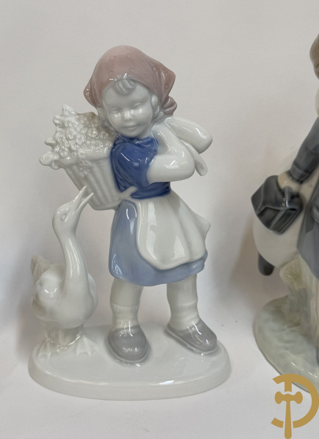 Vier Spaanse gekleurde biscuits met kinderen, Zaphir gemerkt + Italiaanse biscuits met cupido