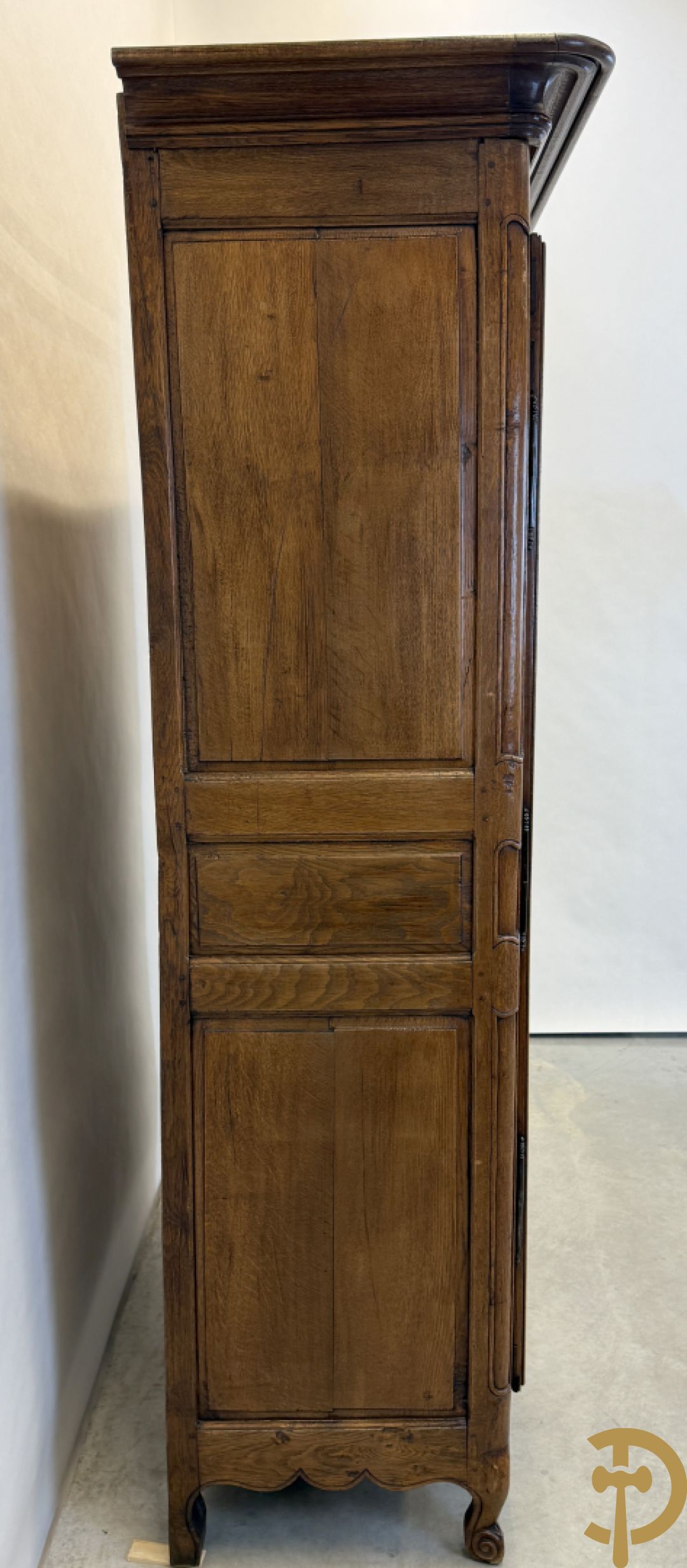 Massief eiken tweedeurskast met afgestoken panelen en gezwaaide moluren