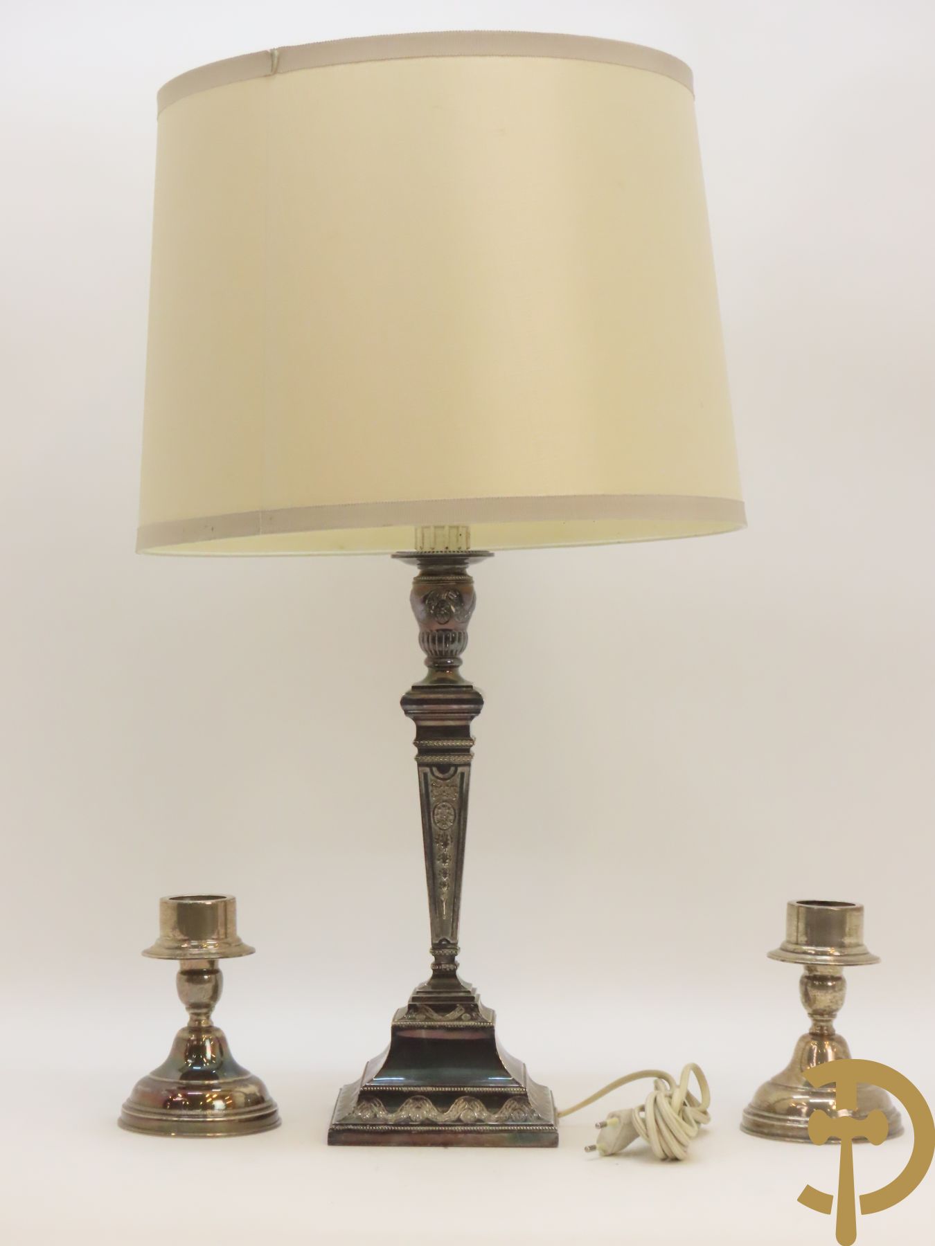 Massief zilveren kandelaar als lampadaire, 835 gemerkt, bezet met accanthusranken + 2 kleine massief zilveren kandelaars