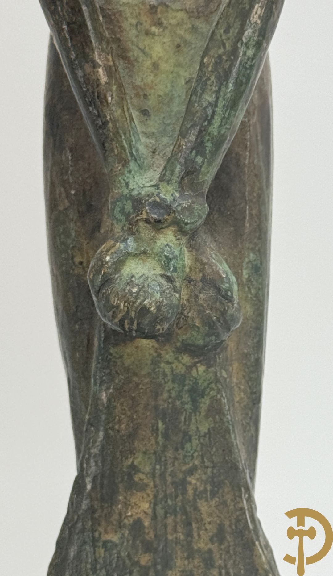 VAN CuL...(?) onleesbaar getekend achteraan Bronzen boegbeeld W.O. II Duits met tekens op marmeren sokkel