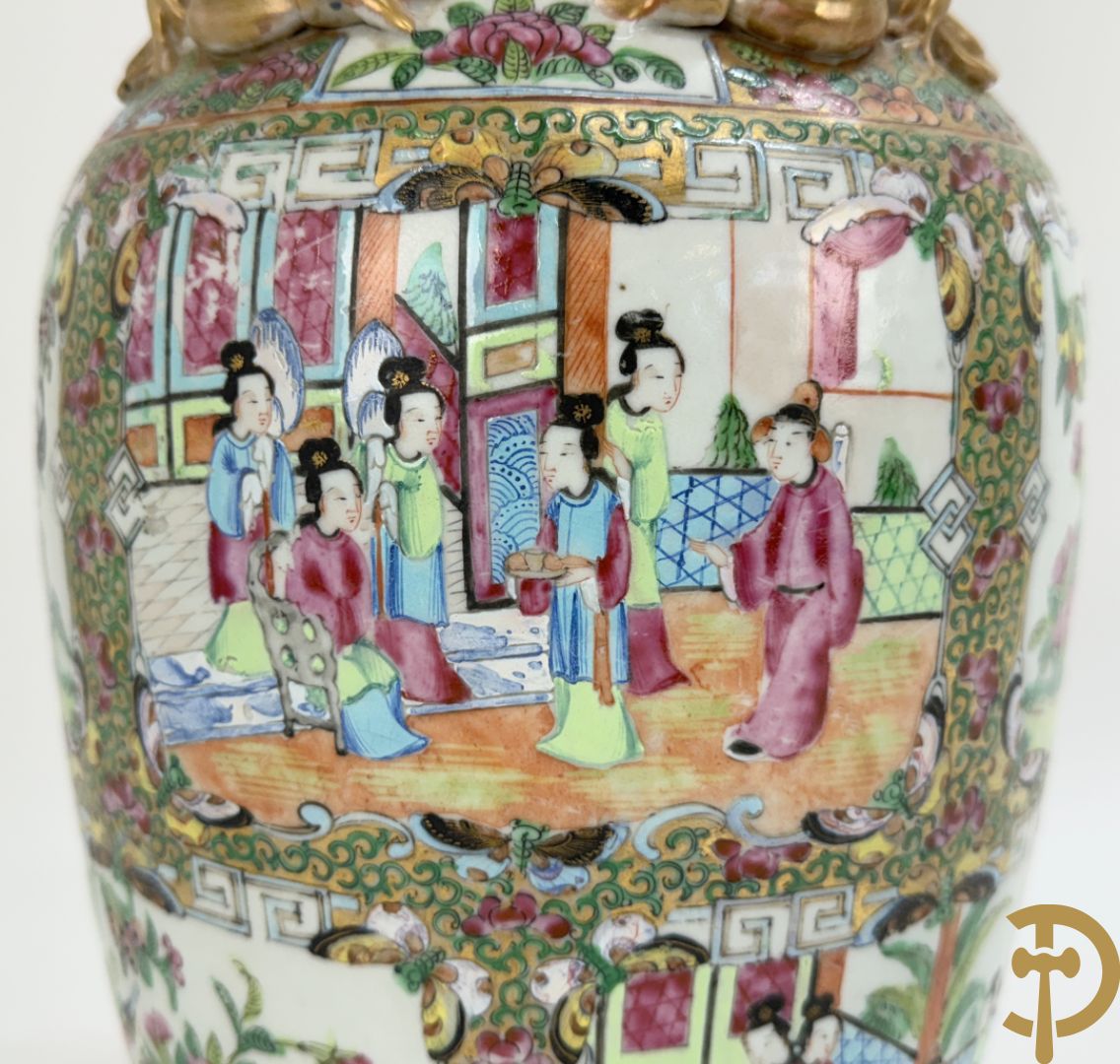 Chinese porseleinen Kanton vaas met geanimeerde taferelen en natuurdecor