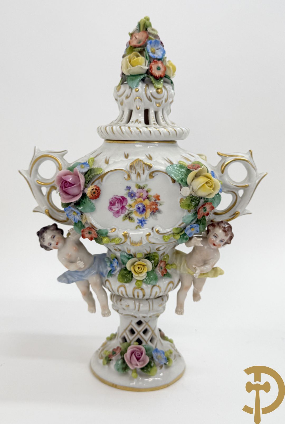 Milieu de table in porselein met bloemendecor + geajoureerde porseleinen Limoges coupe + porseleinen vaasje met cupido