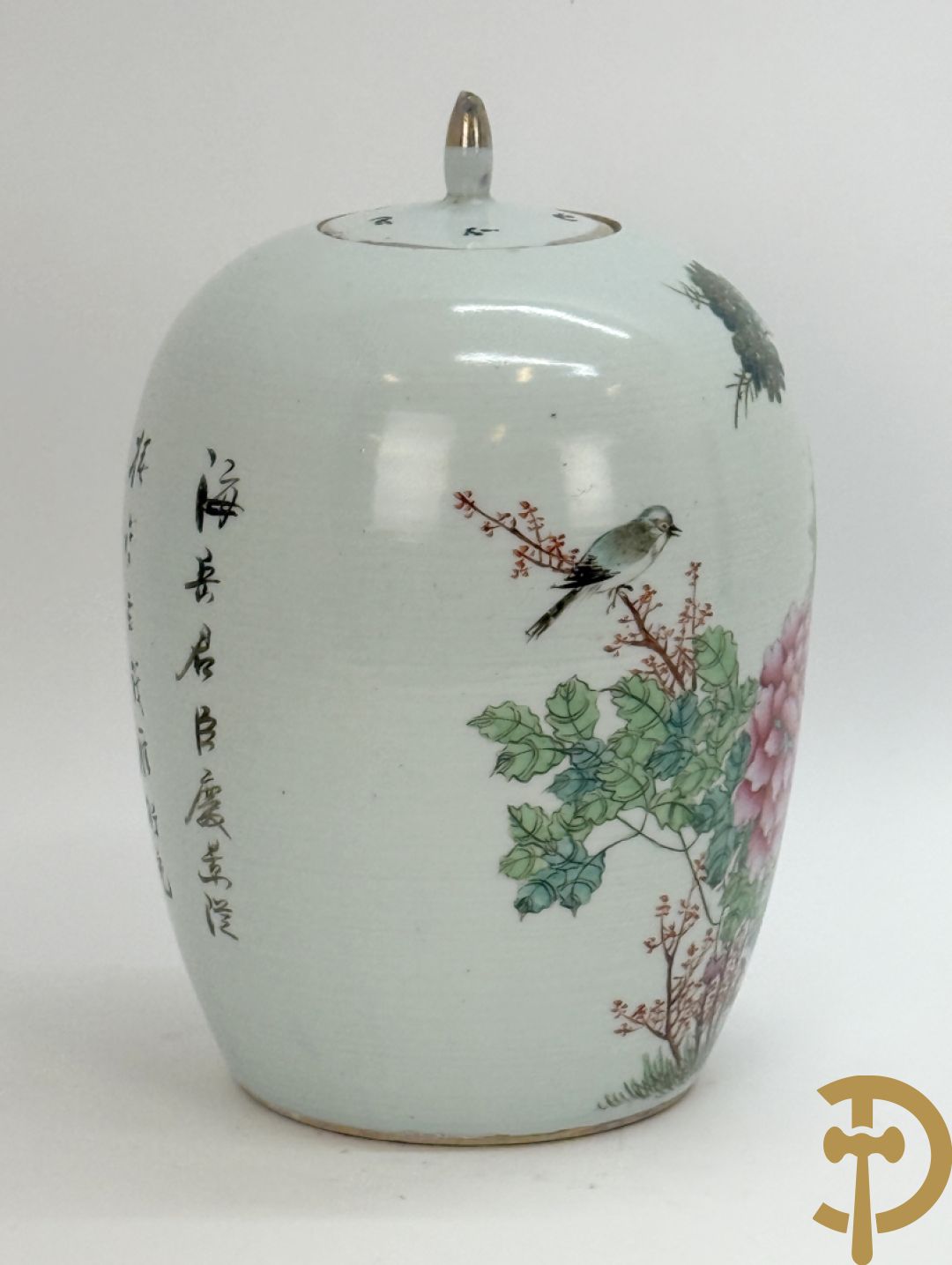 Drie Chinese porseleinen dekselpotiches met vogel- en bloemendecor