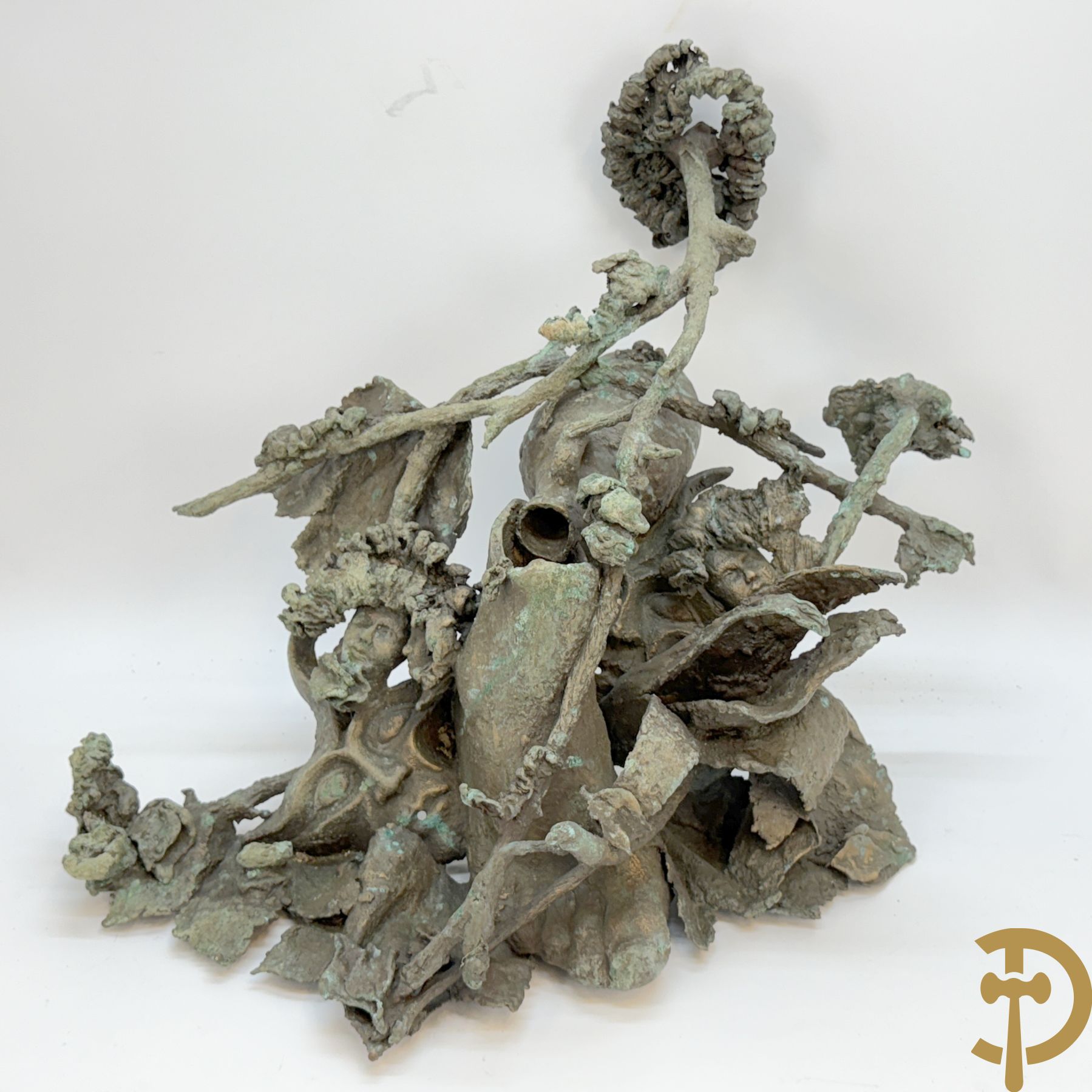 Lampens Mark (van maar ongetekend)  bronzen sculptuur met voet, maskers en fles