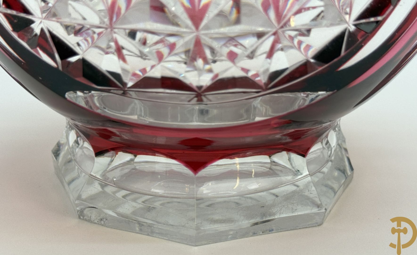 Gekleurde bolvormige kristallen handgeslepen Val-Saint-Lambert vaas, gemerkt 1197 + groene krsitallen Val-Saint-Lambert vaas + rode geslepen Val-Saint-Lambert vaas