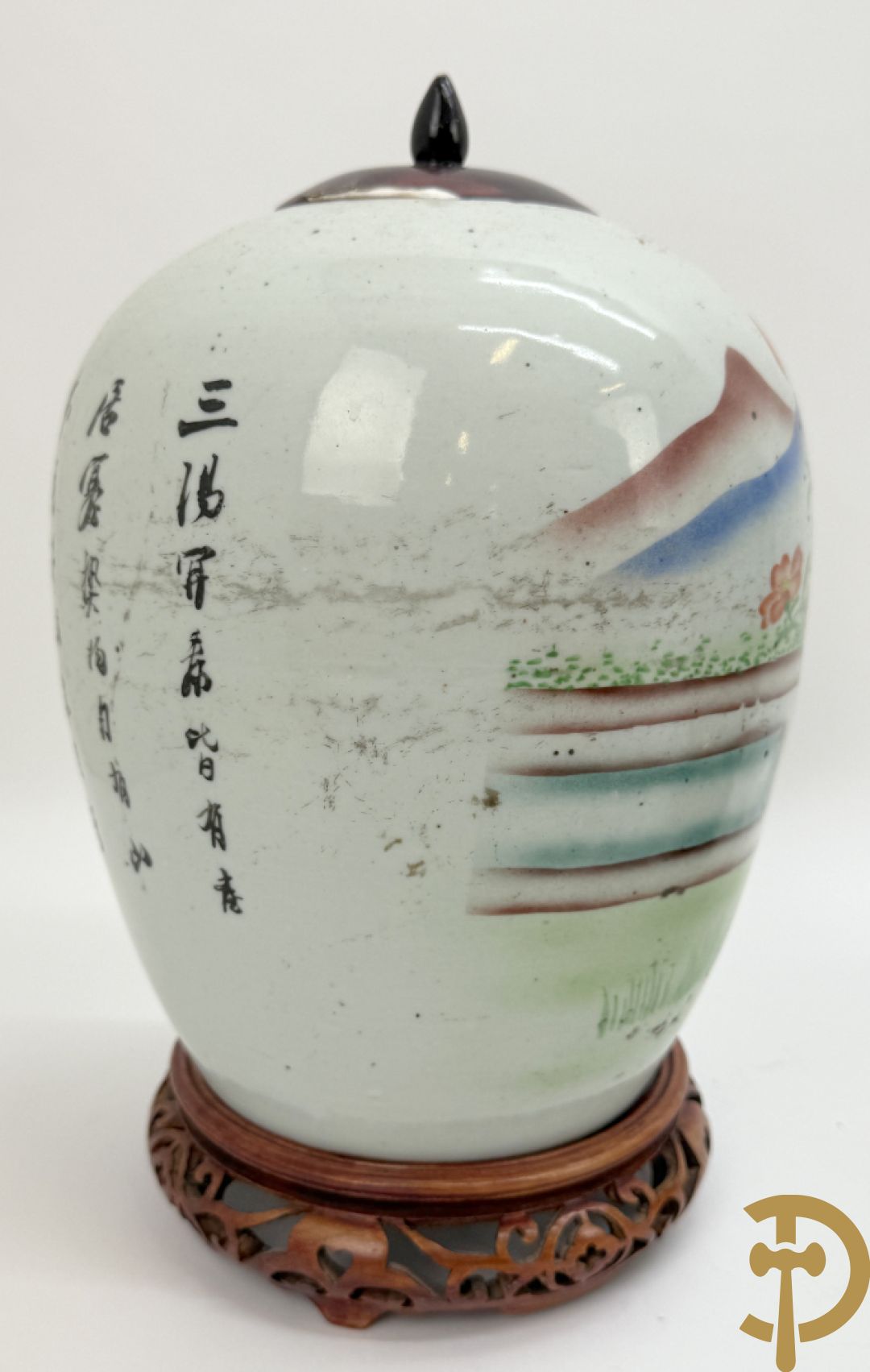 Twee Chinese porseleinen dekselpotiches met dieren- en bloemendecor