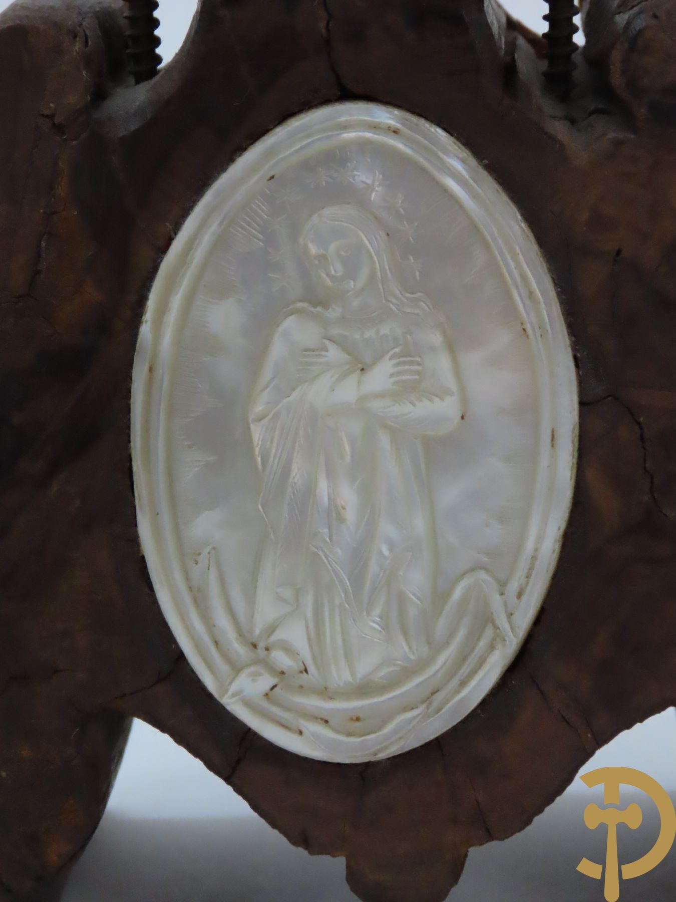 Kruisbeeld met corpus in parelmoer op hout en koper, met 2 lakzegels