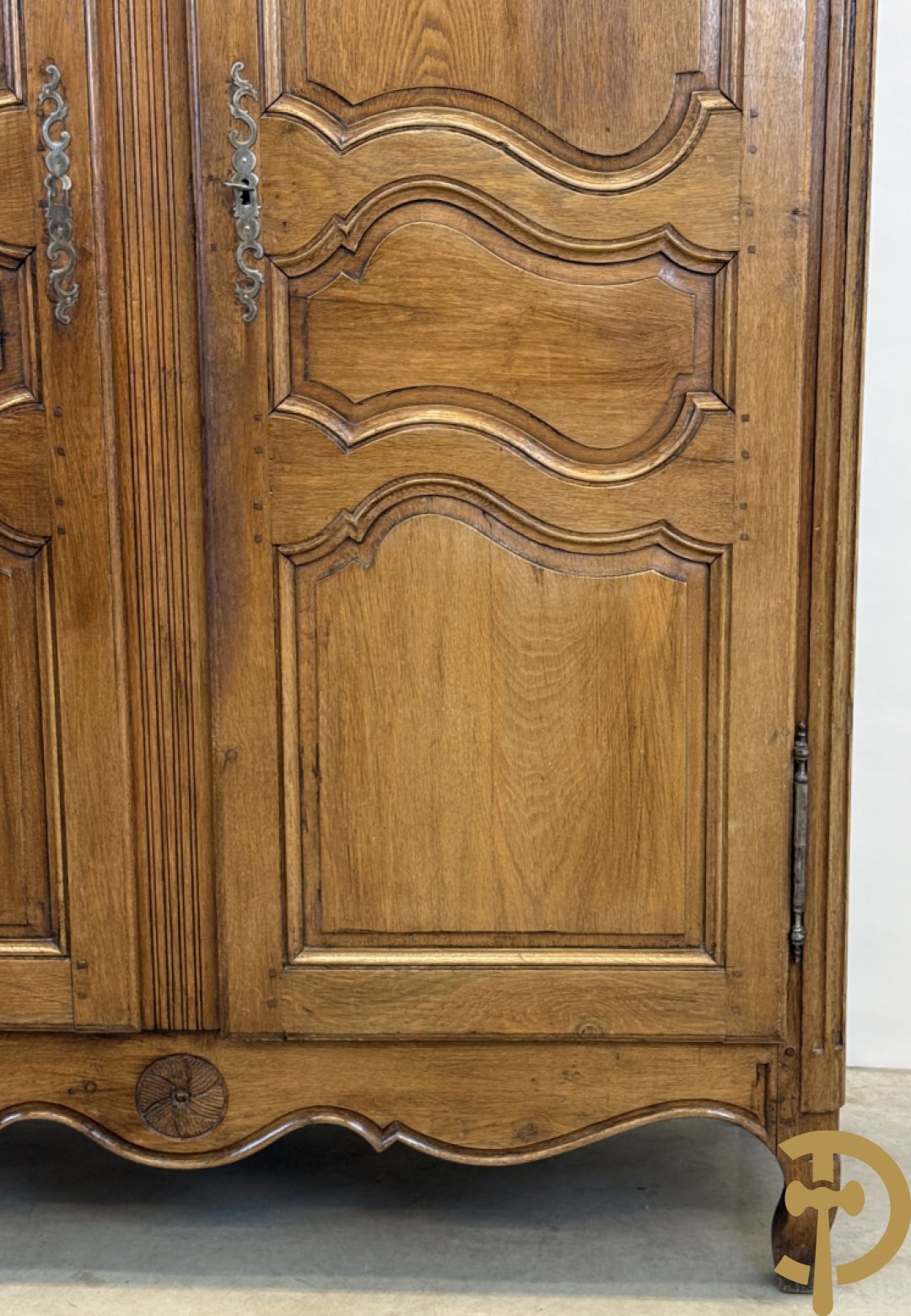 Massief eiken tweedeurskast met afgestoken panelen en gecanneleerde afgeronde hoeken