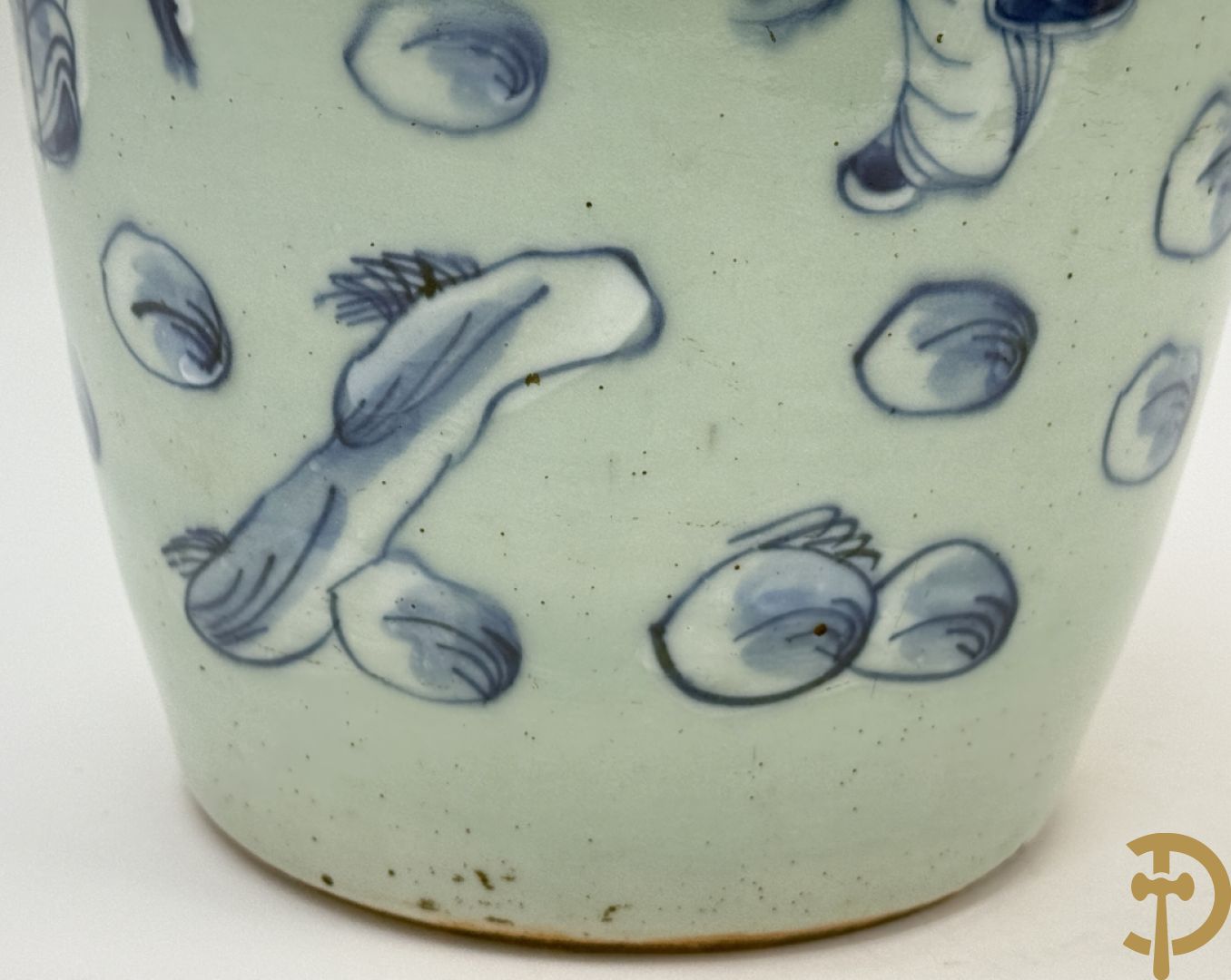 Chinese blauw/wit dekselpotiche met wijsgeer en dansende personages