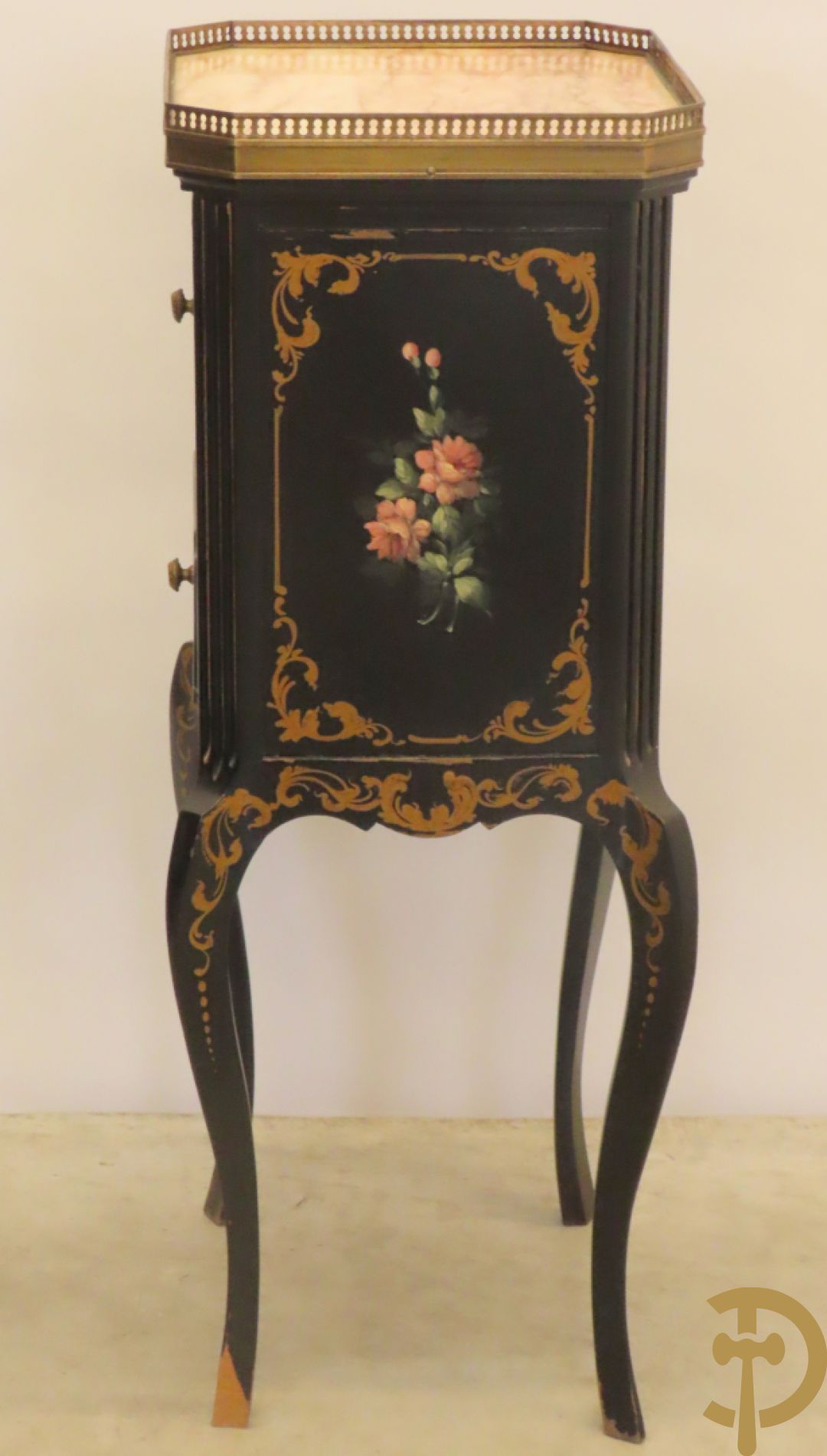 Zwart gelakt bijzetkastje met  2 lades beschilderd met bloemenmotieven, bovenaan met marmeren blad