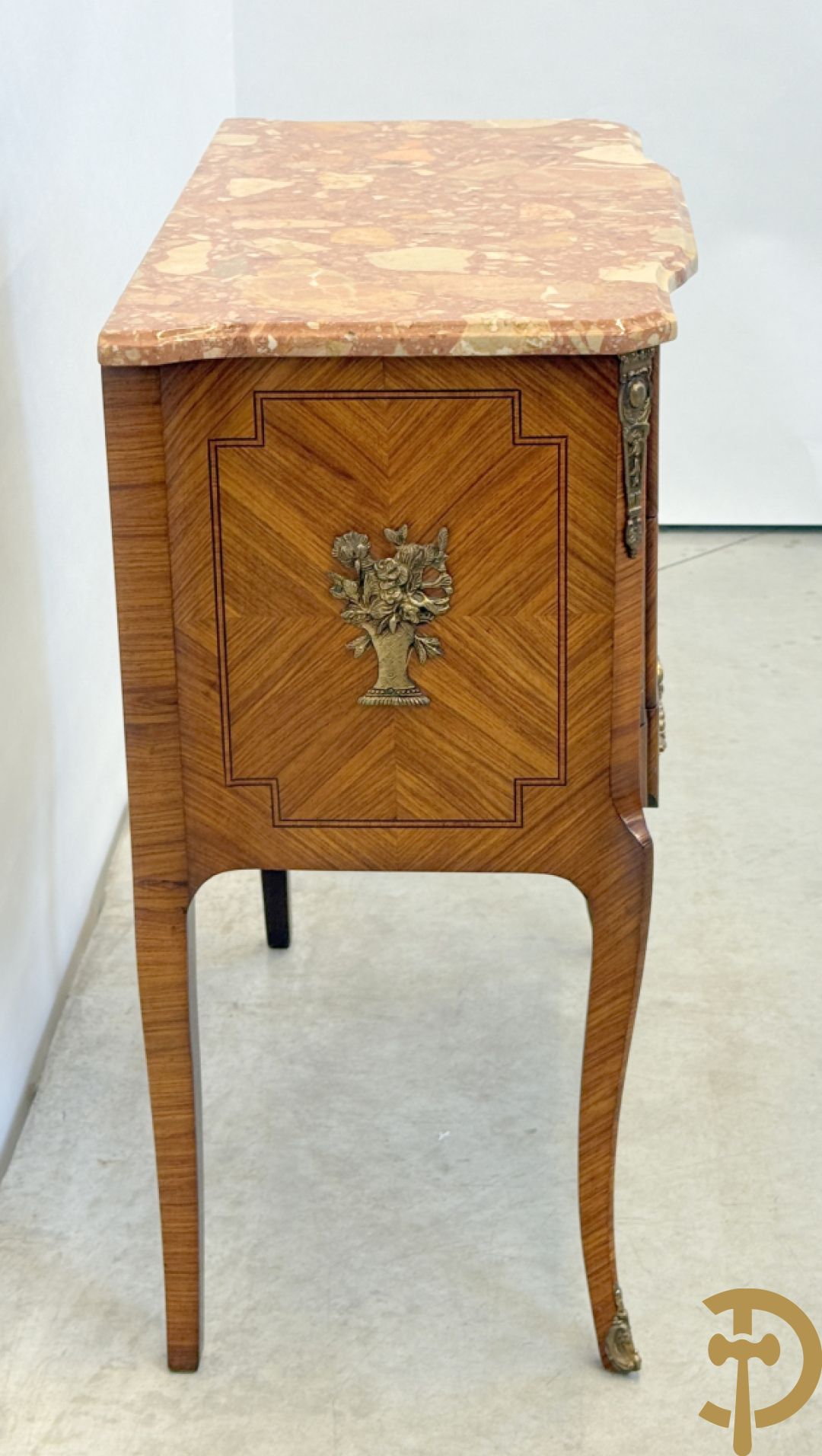 Notelaren tweeladencommode met marquetterie en bronsbeslag en marmeren blad