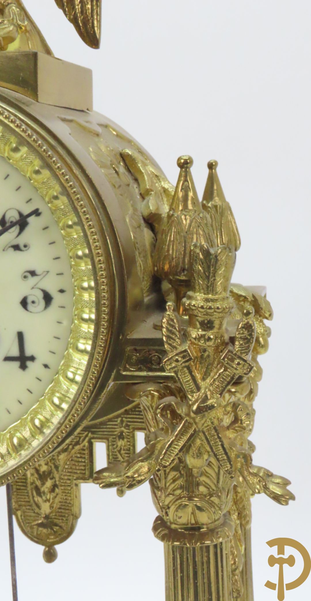 Driedelige bronzen garnituur bestaande uit middenstuk met 4 gecanneleerde zuilen en adelaar bezet + paar kandelaars